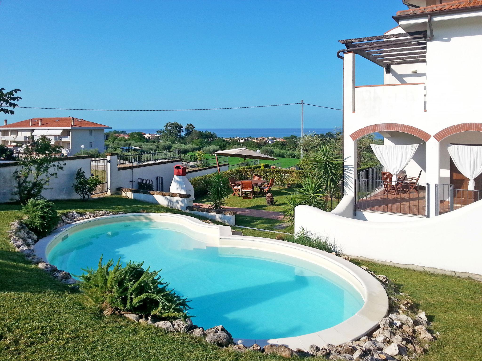 Photo 2 - Appartement de 2 chambres à Pineto avec piscine privée et vues à la mer