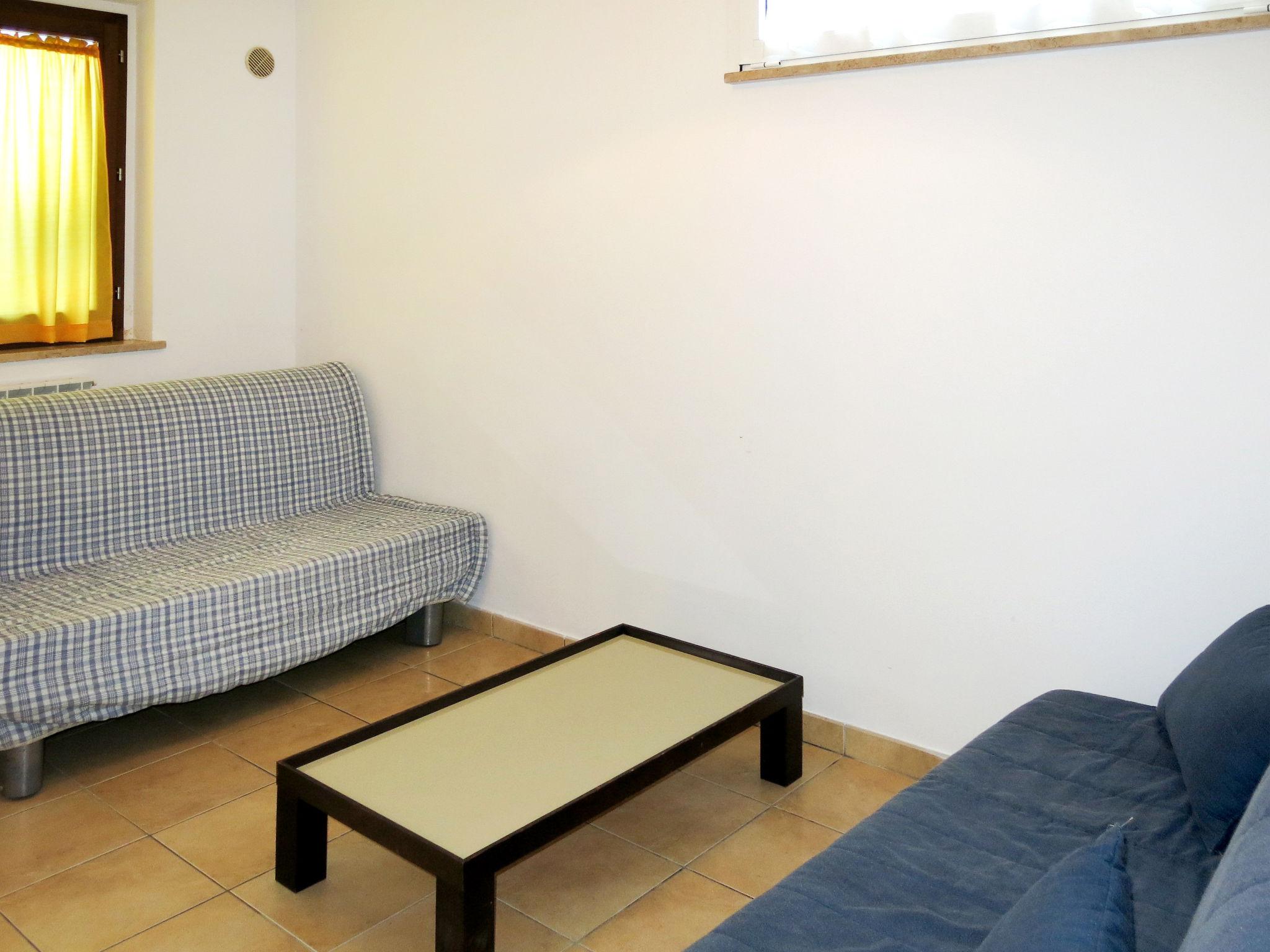 Photo 13 - 2 bedroom Apartment in Pineto with private pool and garden