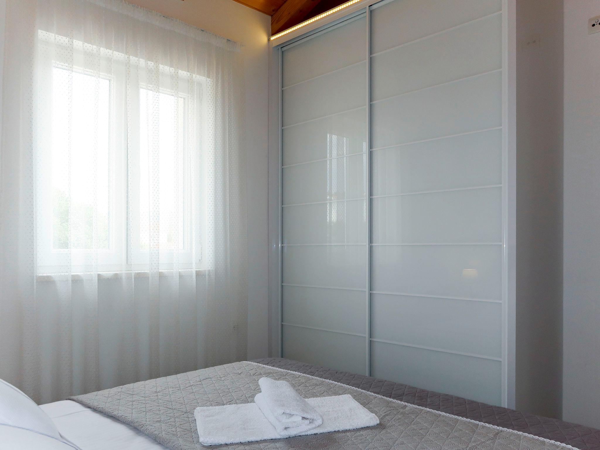 Foto 10 - Appartamento con 2 camere da letto a Rogoznica con piscina e vista mare