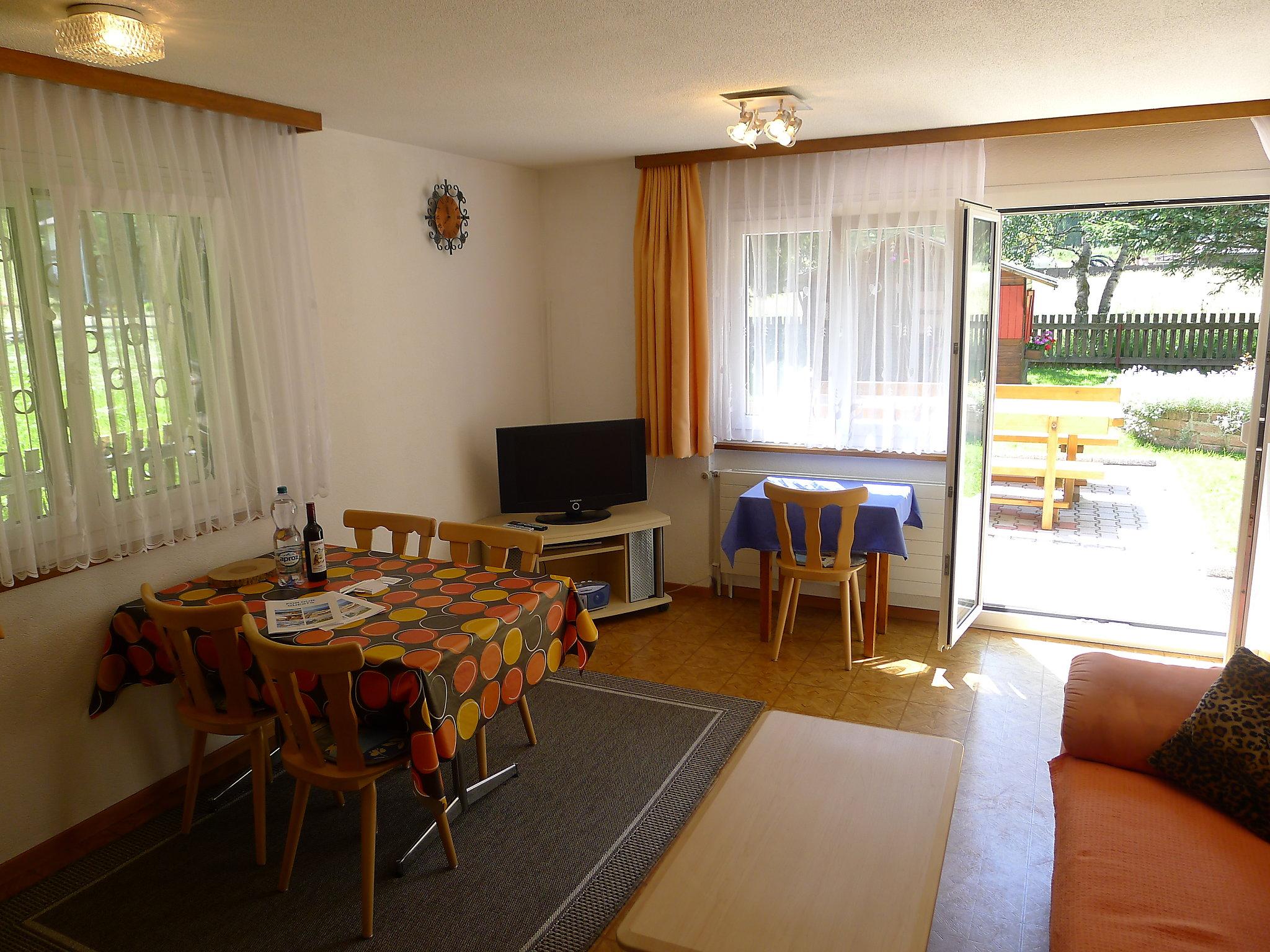 Foto 3 - Appartamento con 2 camere da letto a Saas-Grund con giardino e vista sulle montagne