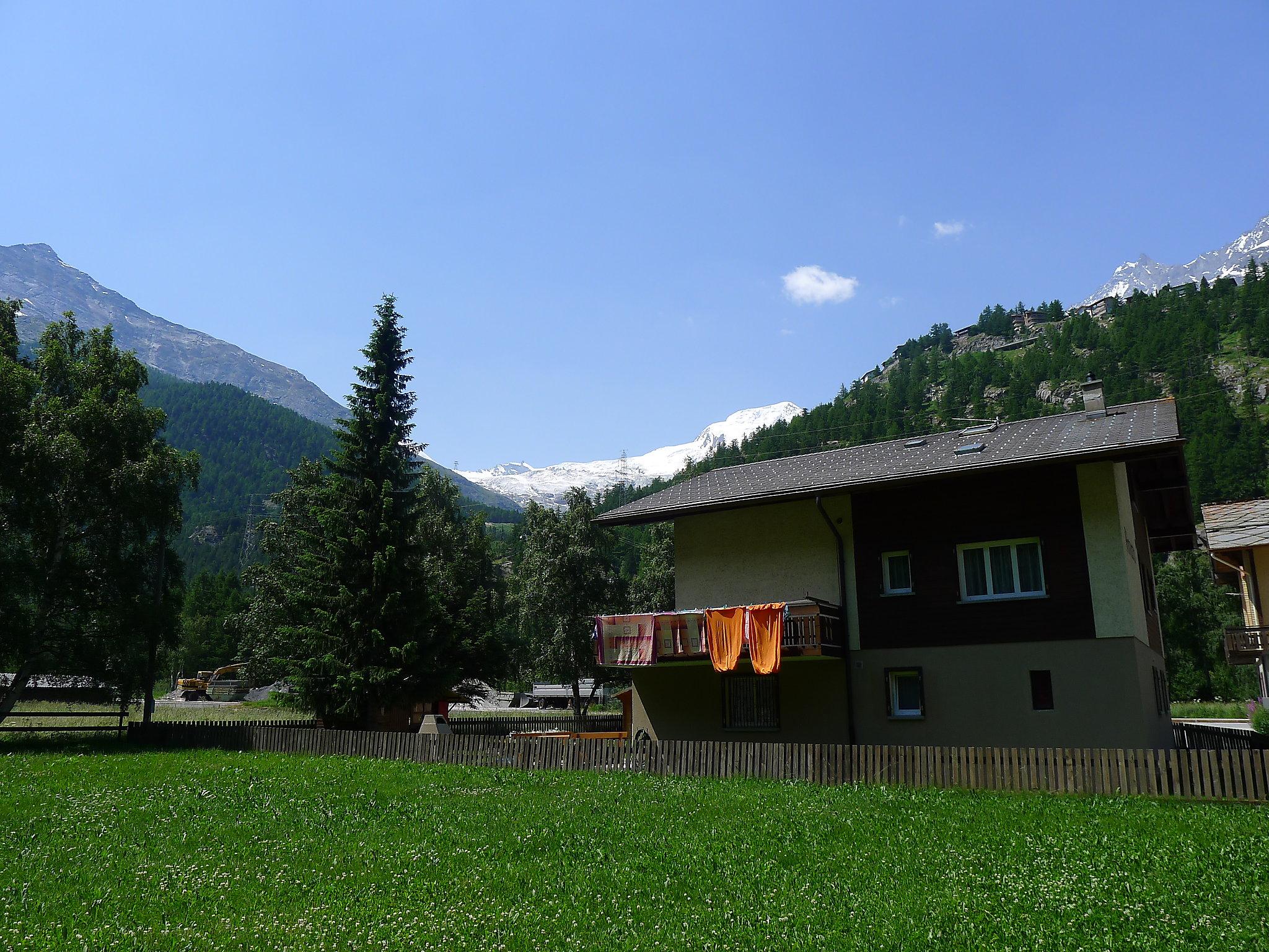 Foto 9 - Apartamento de 2 habitaciones en Saas-Grund con jardín y vistas a la montaña