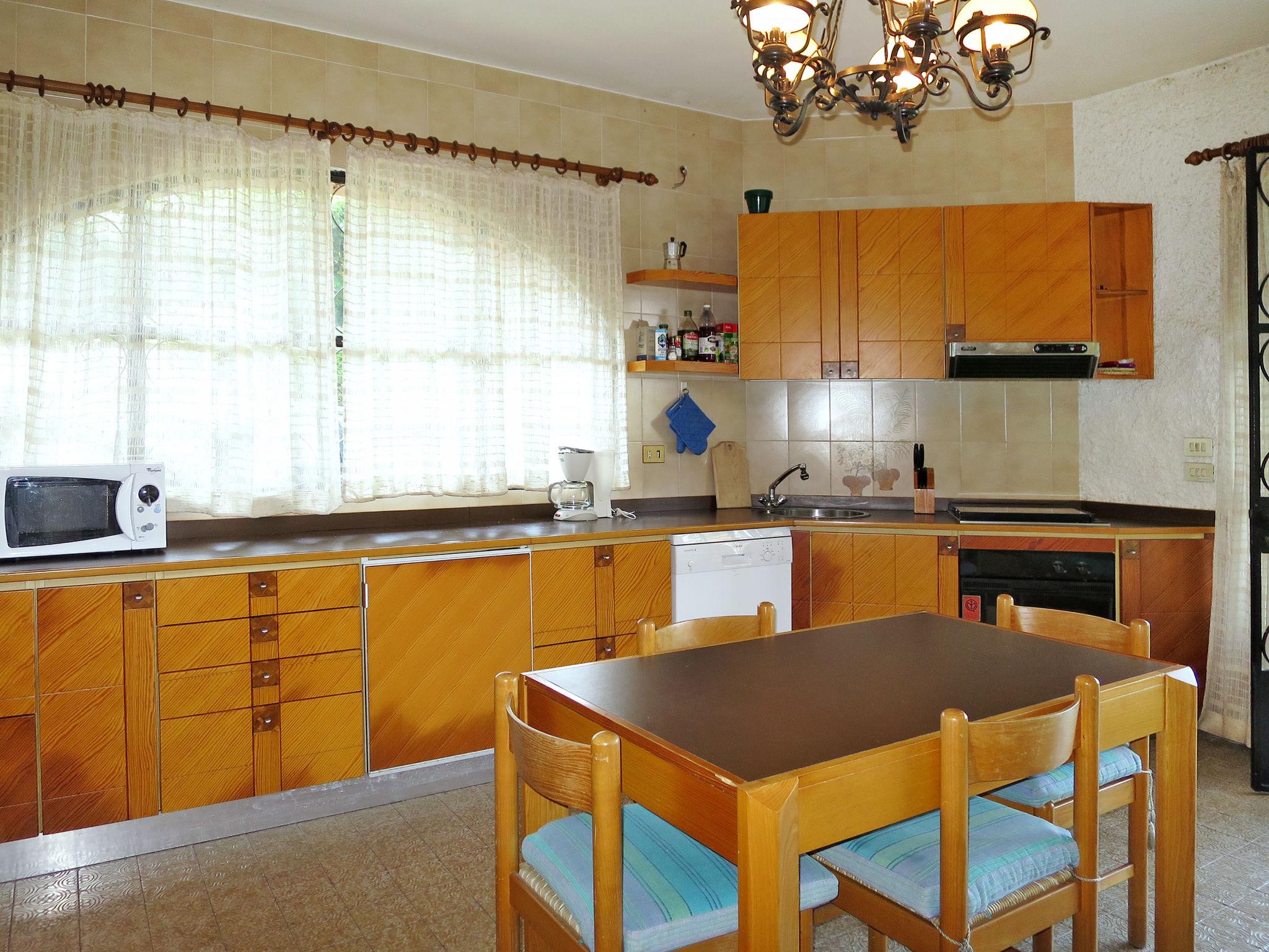 Photo 10 - 4 bedroom House in Porto Valtravaglia with private pool and garden