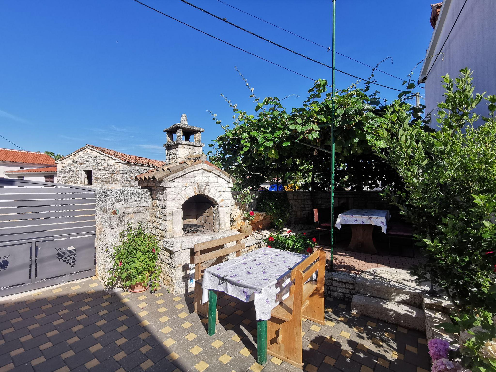 Foto 36 - Casa con 2 camere da letto a Svetvinčenat con piscina e giardino