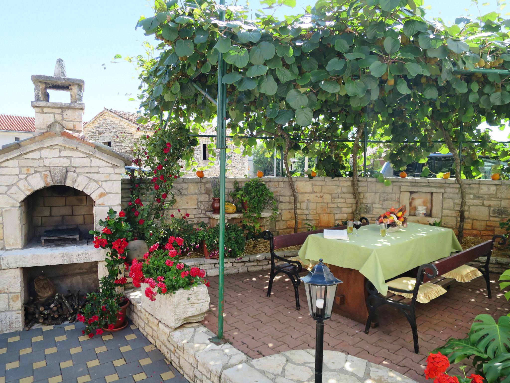 Photo 3 - Maison de 2 chambres à Svetvinčenat avec piscine et jardin