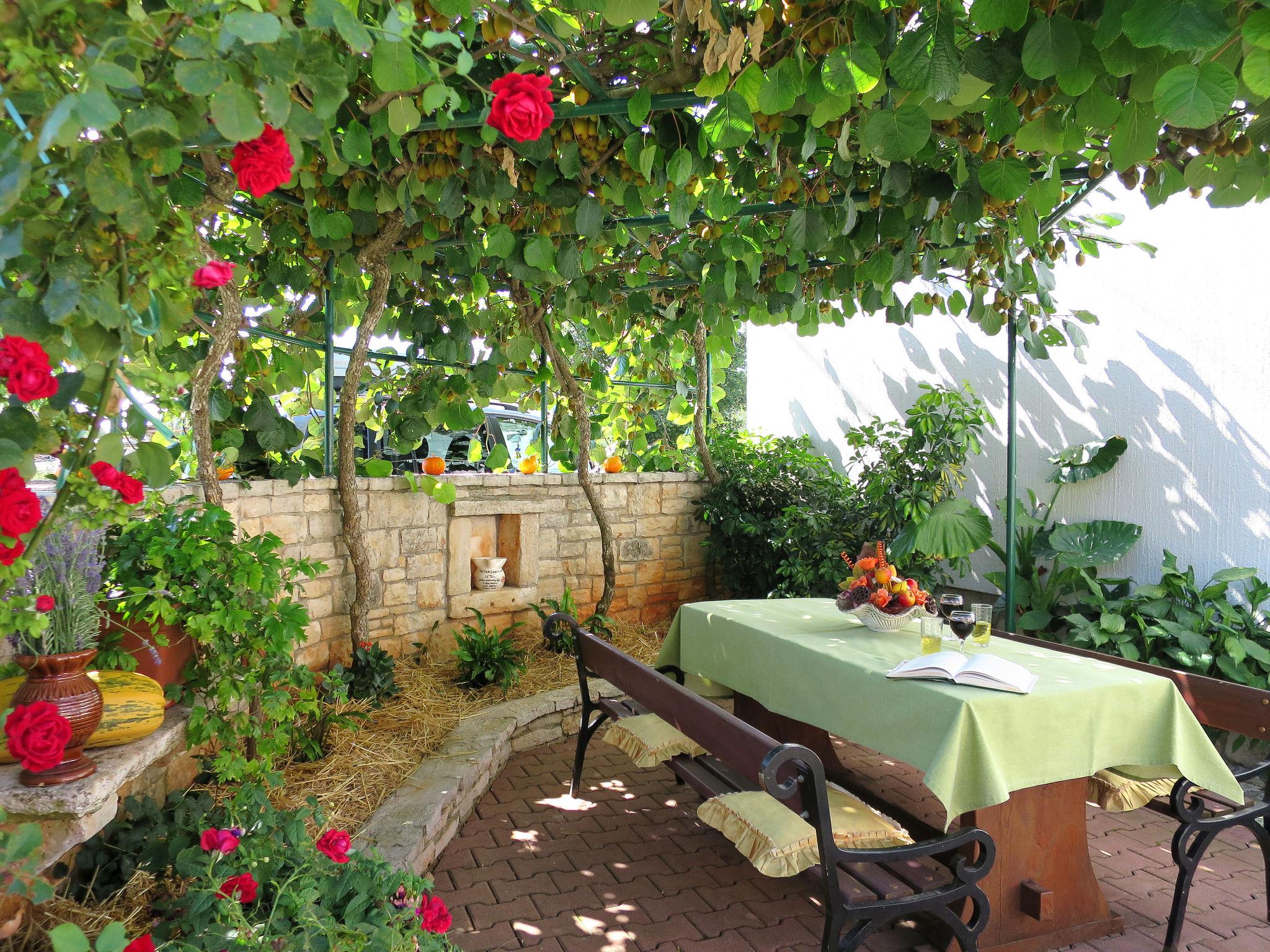 Foto 10 - Casa con 2 camere da letto a Svetvinčenat con piscina e vista mare