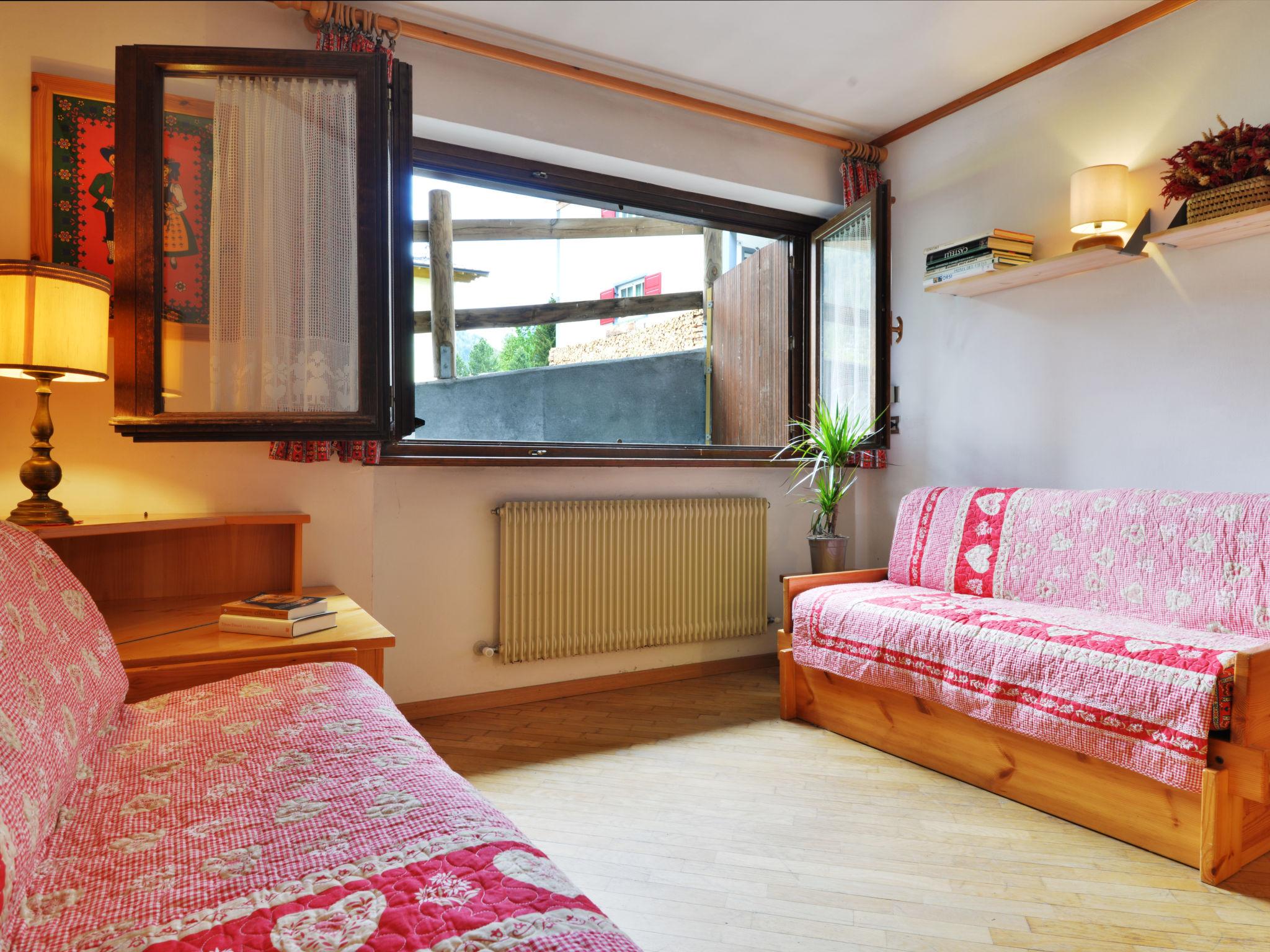 Foto 3 - Apartment mit 1 Schlafzimmer in Canazei mit blick auf die berge