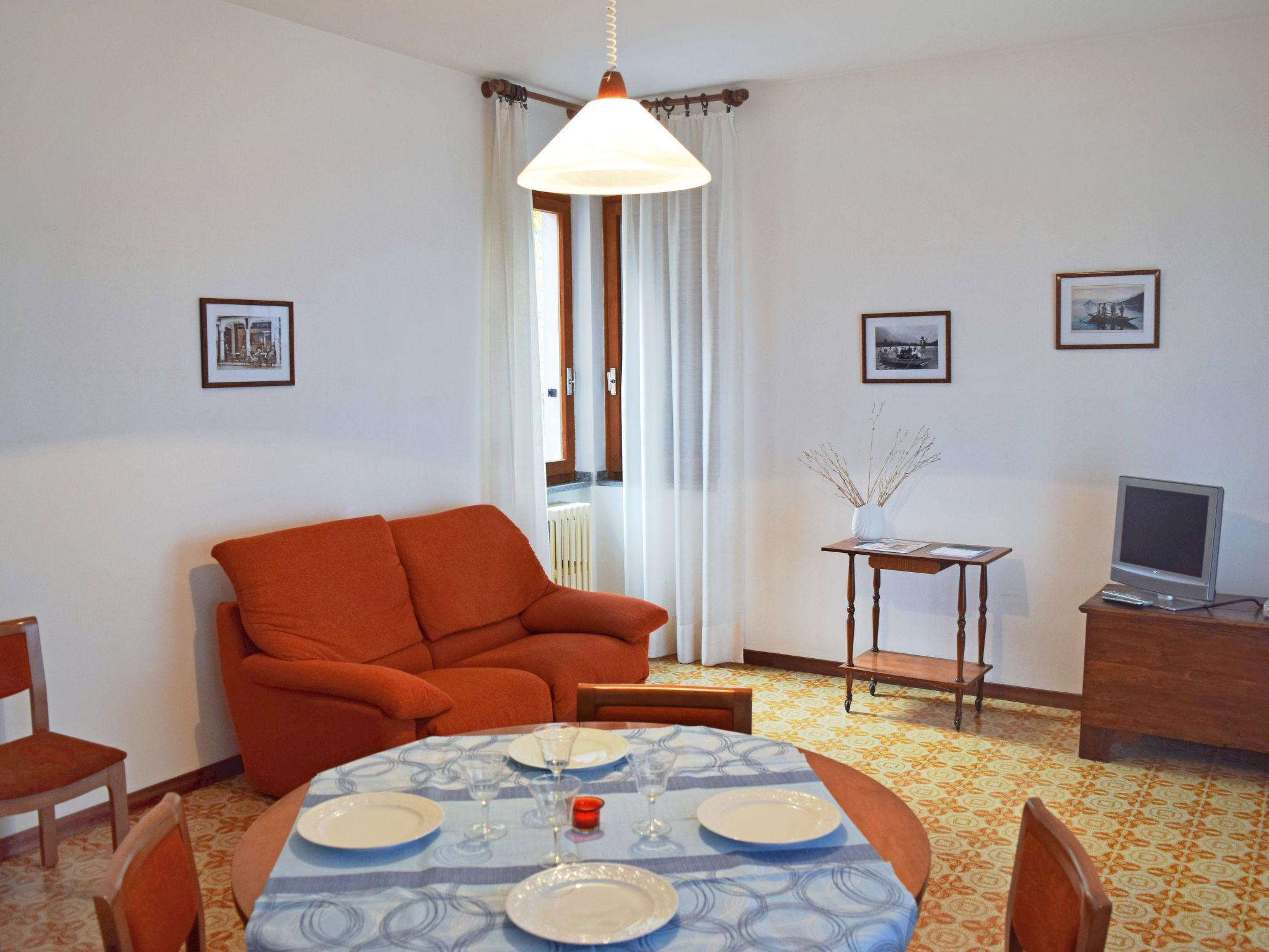 Foto 8 - Casa con 3 camere da letto a Castelveccana con giardino e vista sulle montagne
