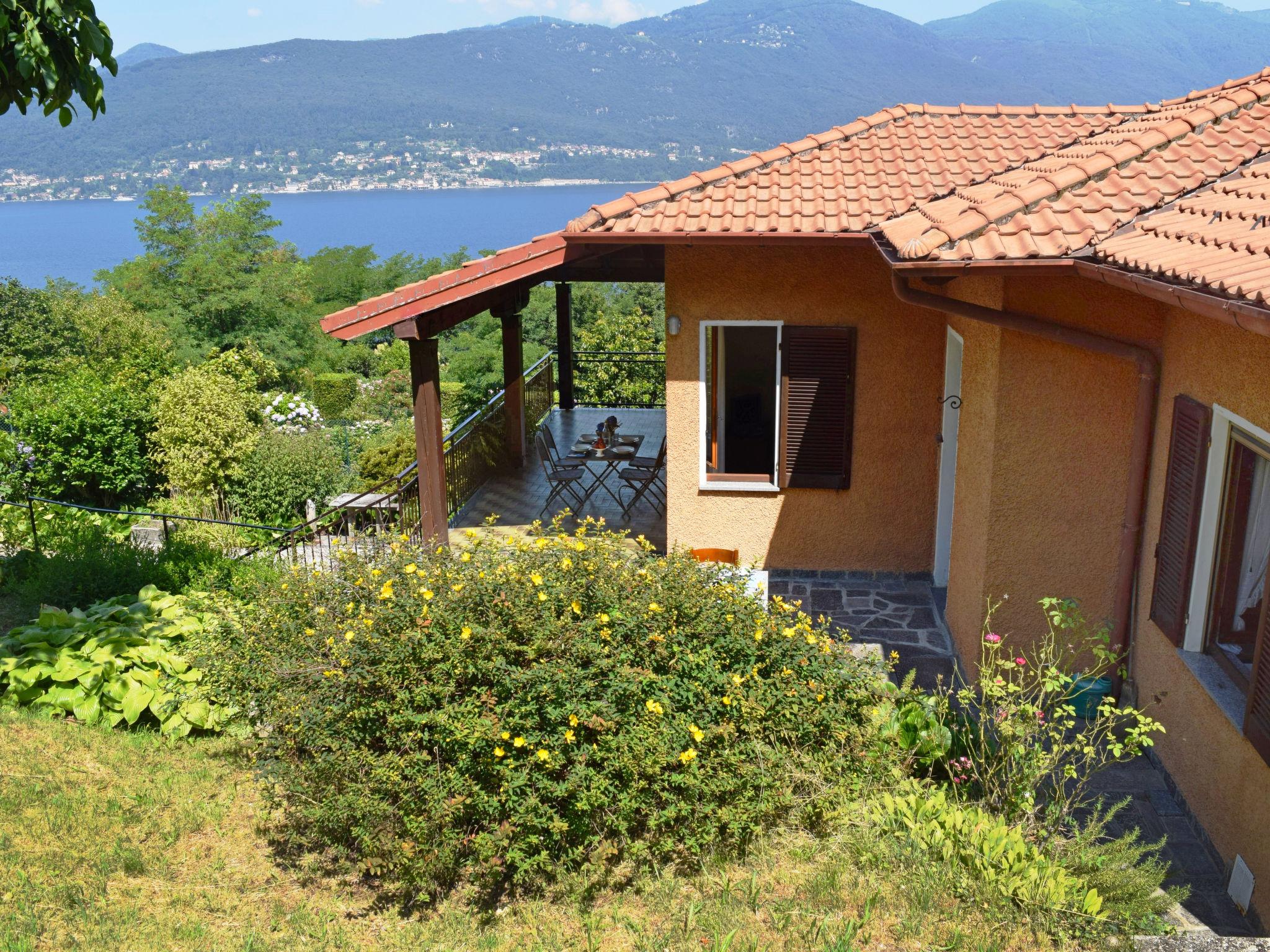 Foto 2 - Casa con 3 camere da letto a Castelveccana con giardino e vista sulle montagne