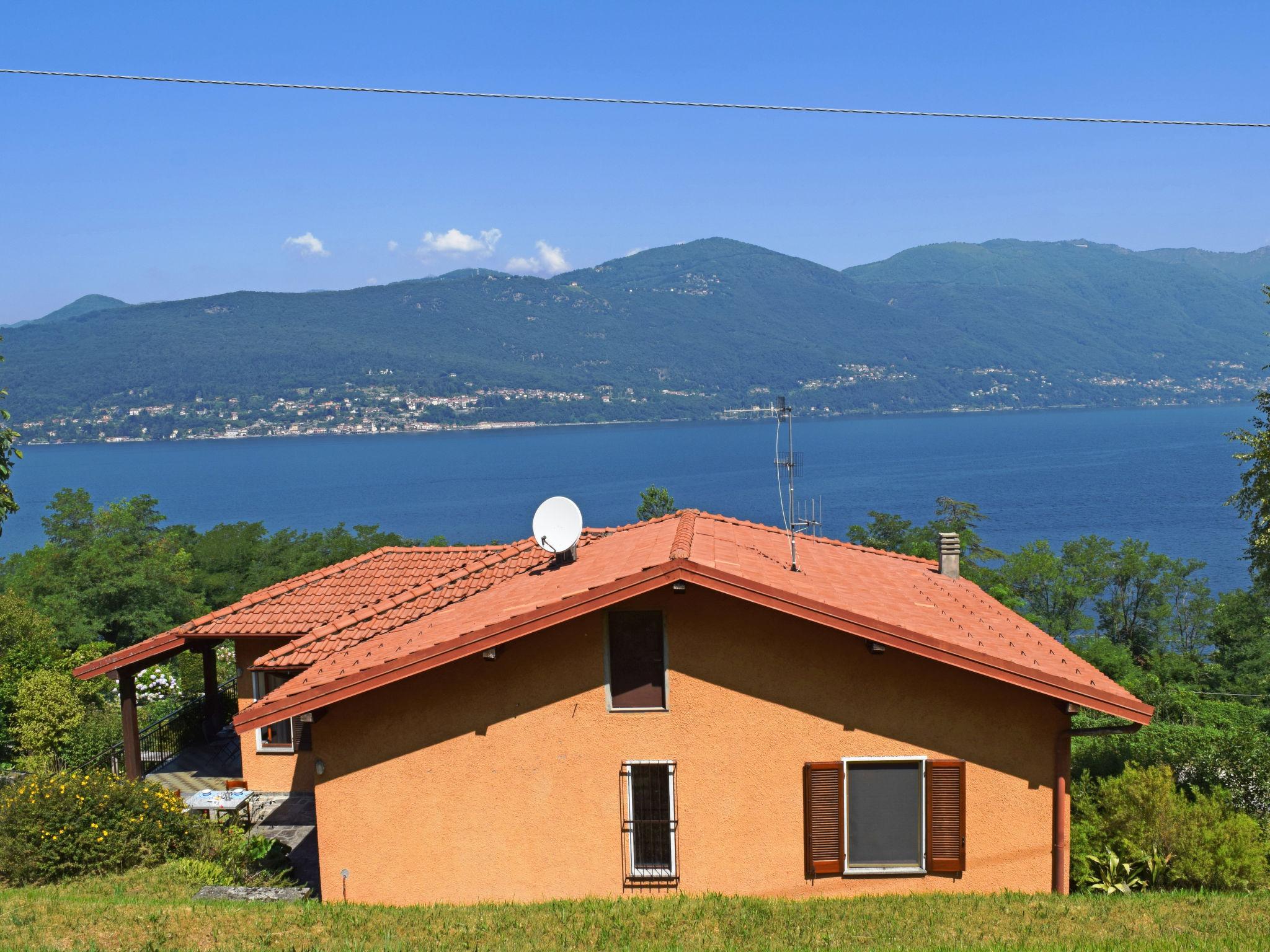 Foto 1 - Casa con 3 camere da letto a Castelveccana con giardino e vista sulle montagne