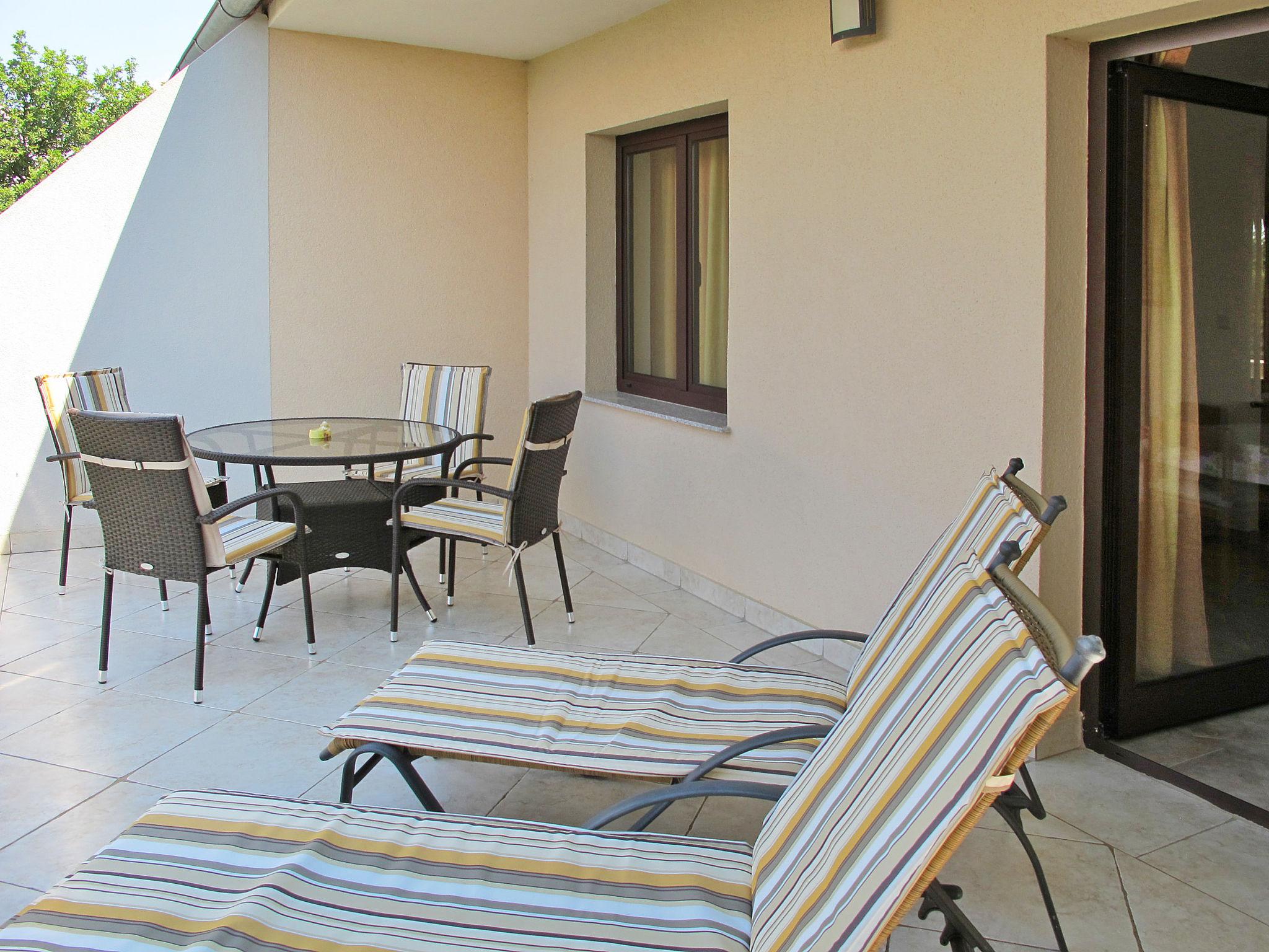 Photo 6 - 2 bedroom Apartment in Krk with garden and sea view