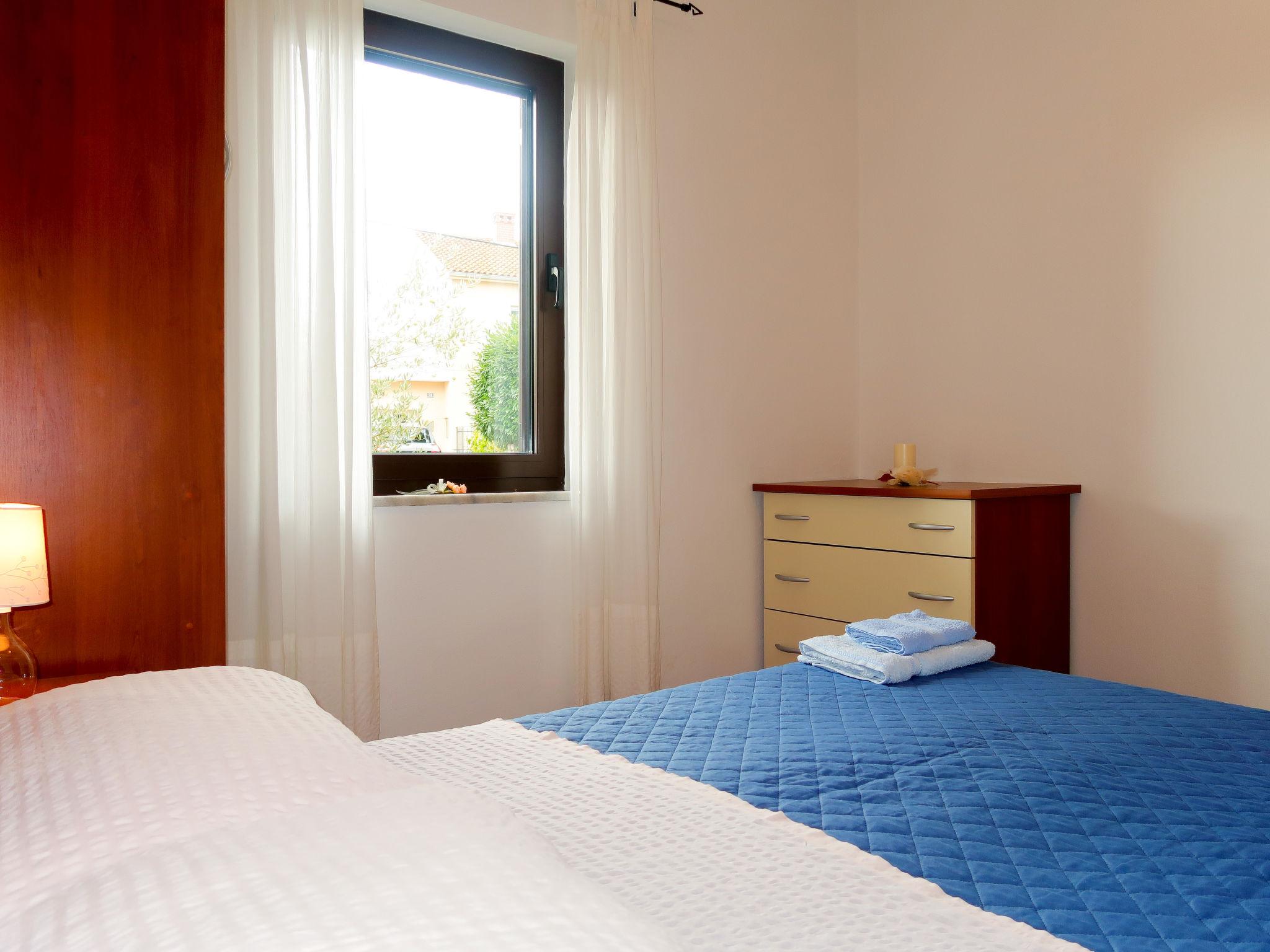 Foto 15 - Appartamento con 2 camere da letto a Krk con giardino e vista mare