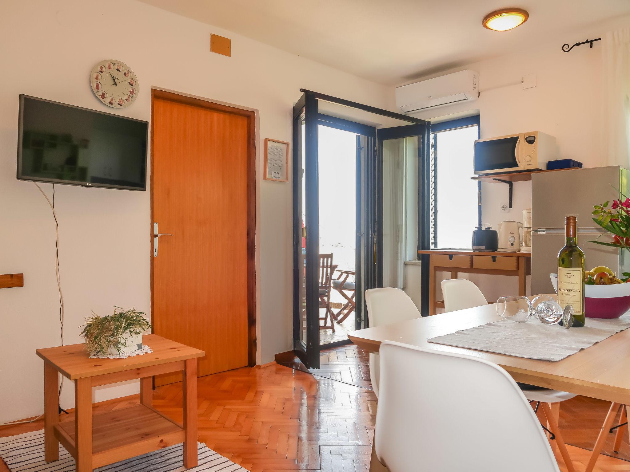 Foto 9 - Apartamento de 2 quartos em Senj com jardim e terraço