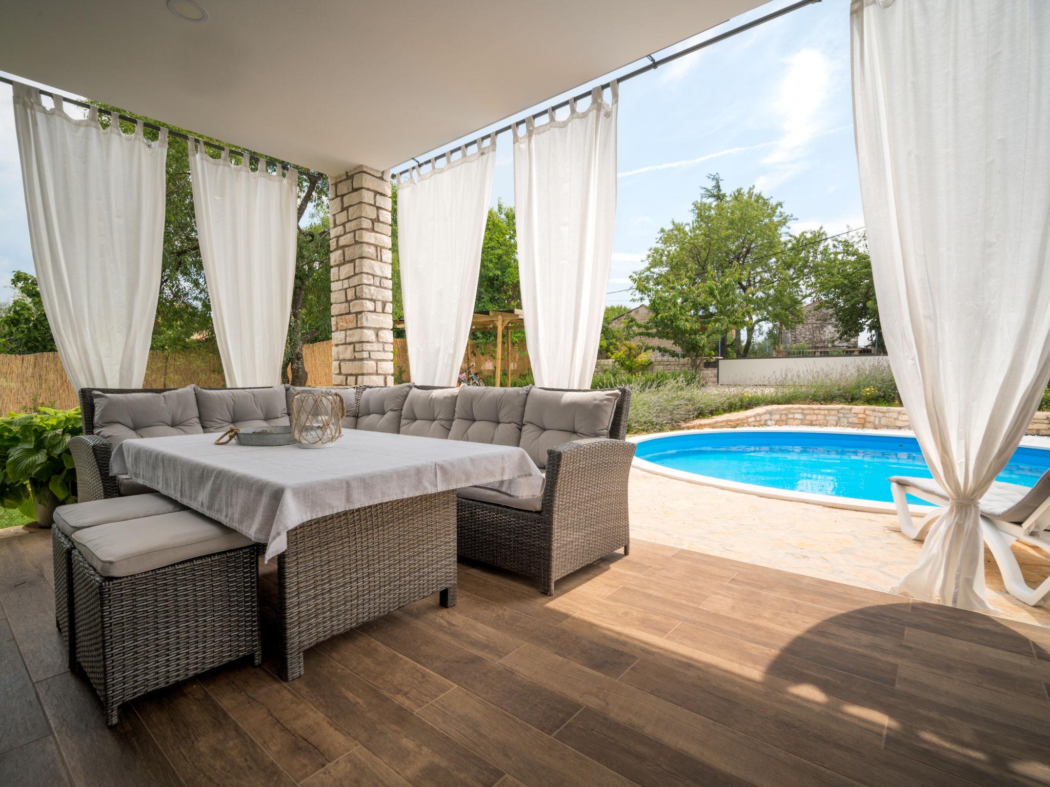 Photo 2 - Maison de 1 chambre à Buje avec piscine privée et jardin