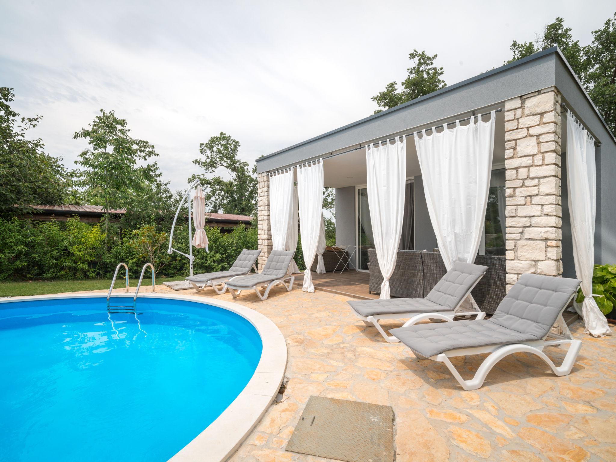 Foto 1 - Casa con 1 camera da letto a Buje con piscina privata e vista mare