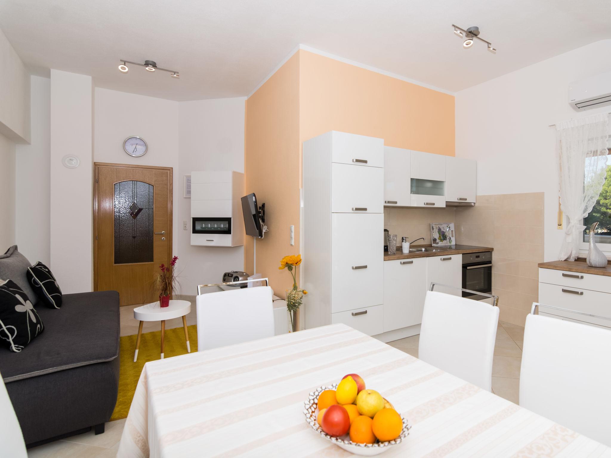 Foto 8 - Appartamento con 2 camere da letto a Okrug con giardino e terrazza