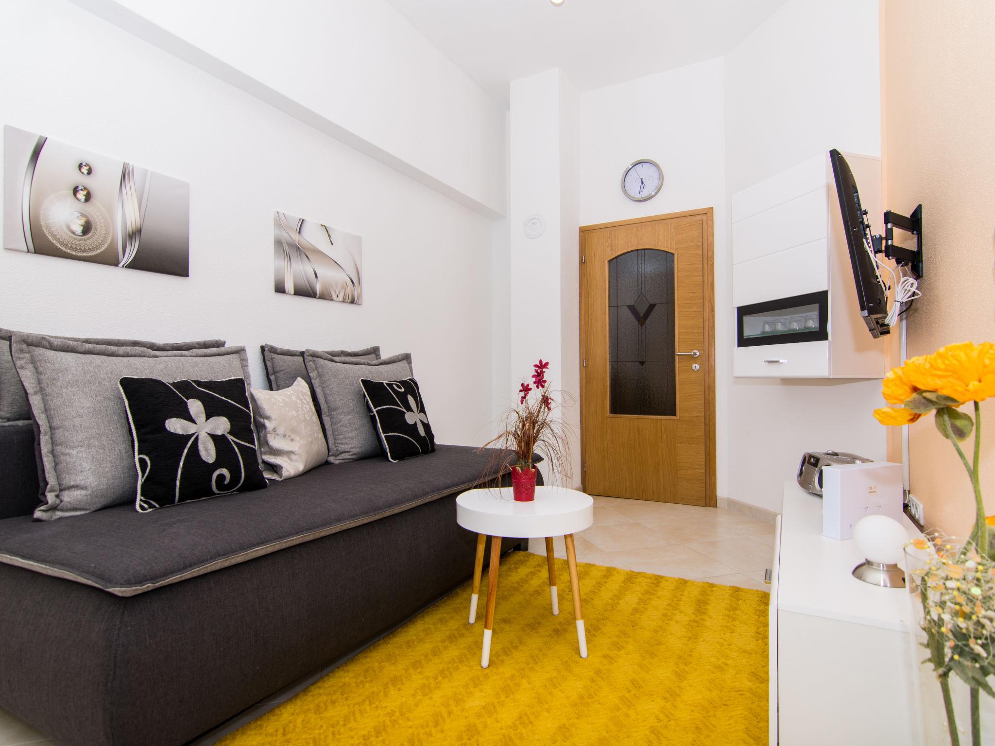 Foto 3 - Apartment mit 2 Schlafzimmern in Okrug mit garten und terrasse
