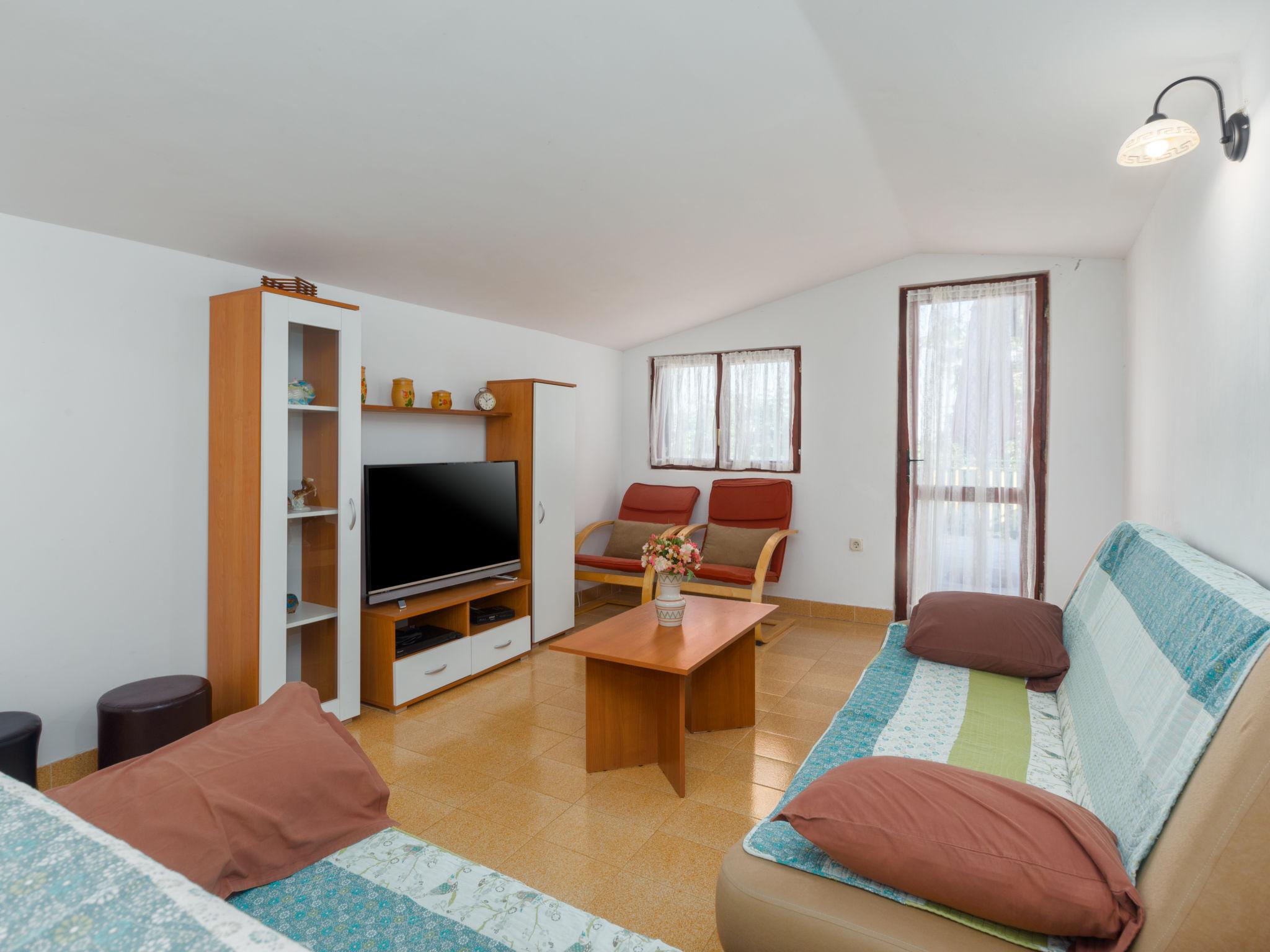 Foto 2 - Appartamento con 3 camere da letto a Umag con piscina e vista mare