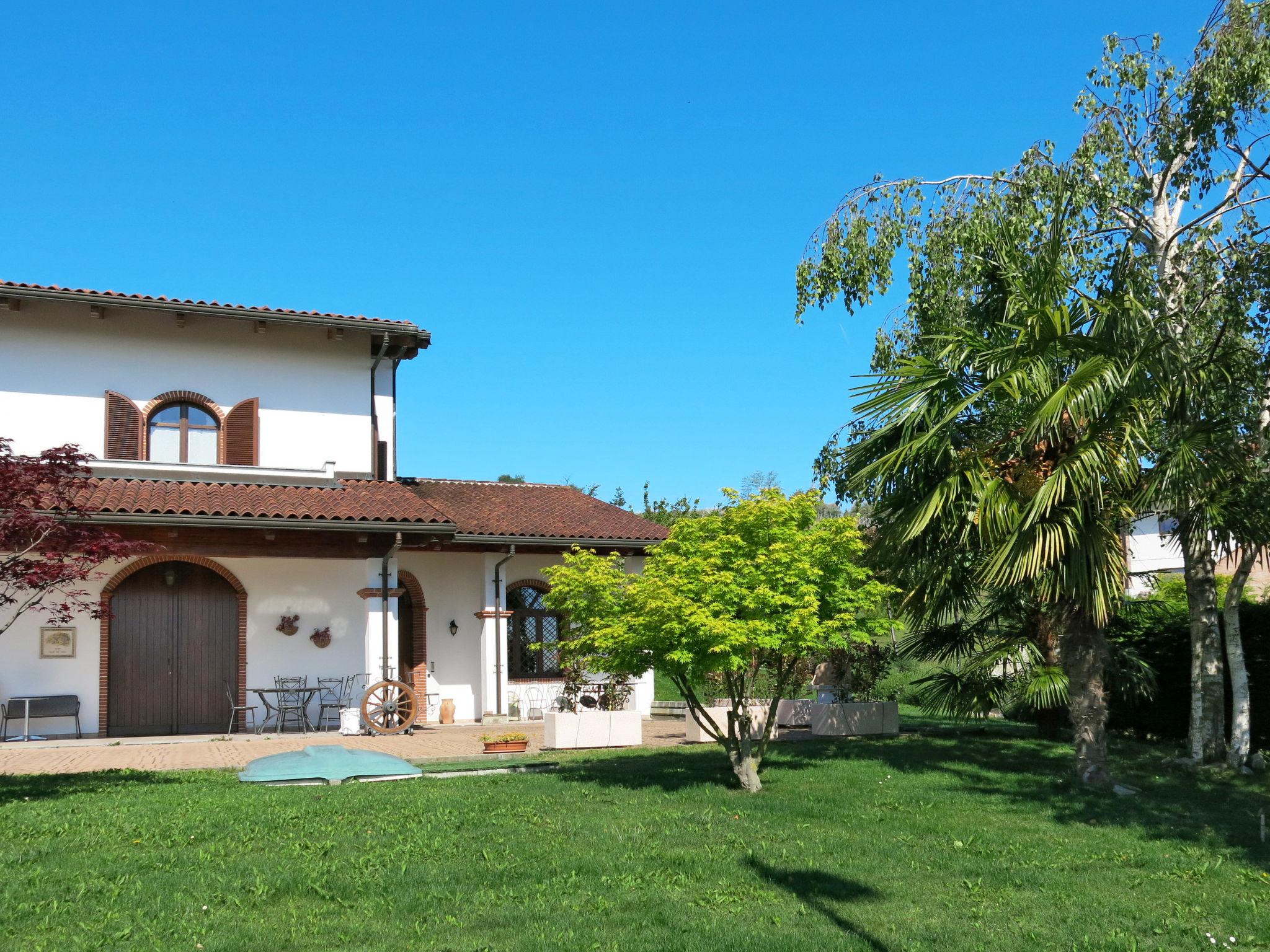 Photo 2 - Maison de 2 chambres à Barolo avec piscine privée et jardin