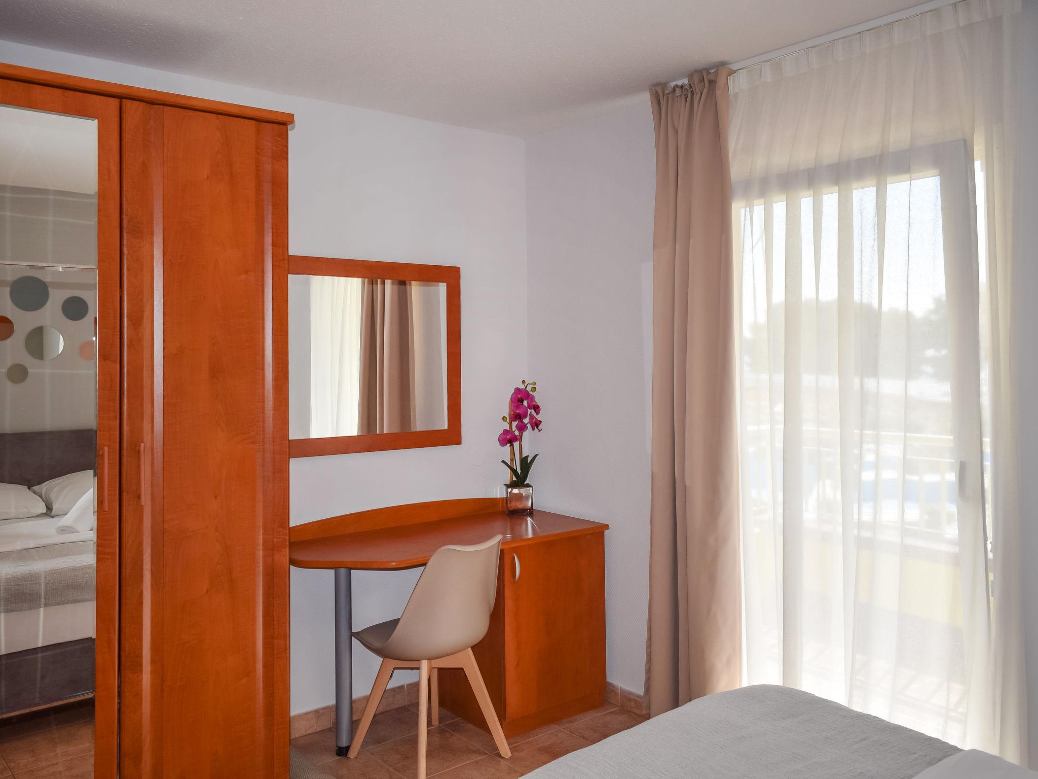 Foto 16 - Apartamento de 1 habitación en Vodice con piscina y vistas al mar