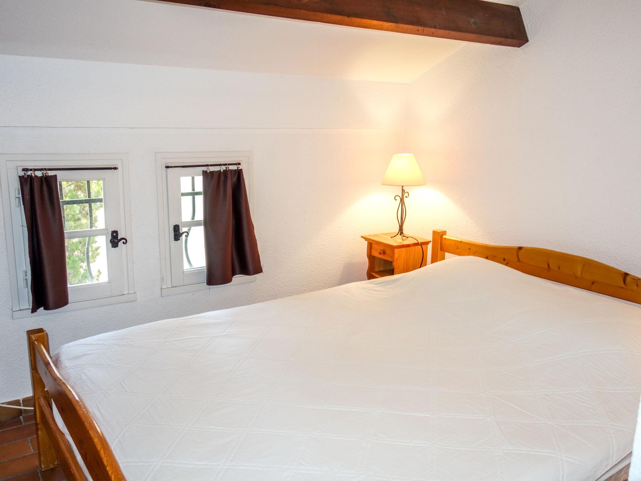 Foto 4 - Appartamento con 2 camere da letto a Saint-Cyr-sur-Mer con terrazza e vista mare