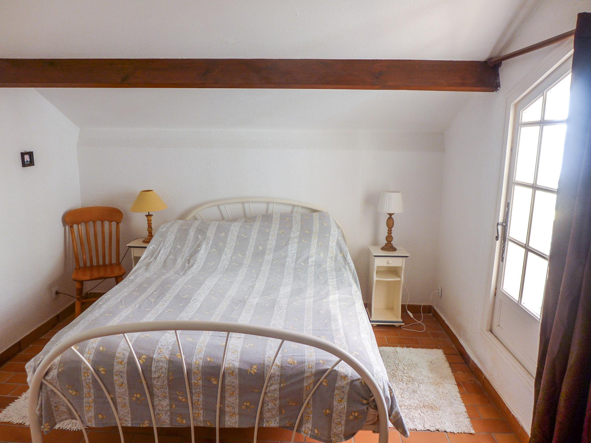 Photo 9 - Appartement de 2 chambres à Saint-Cyr-sur-Mer avec terrasse et vues à la mer