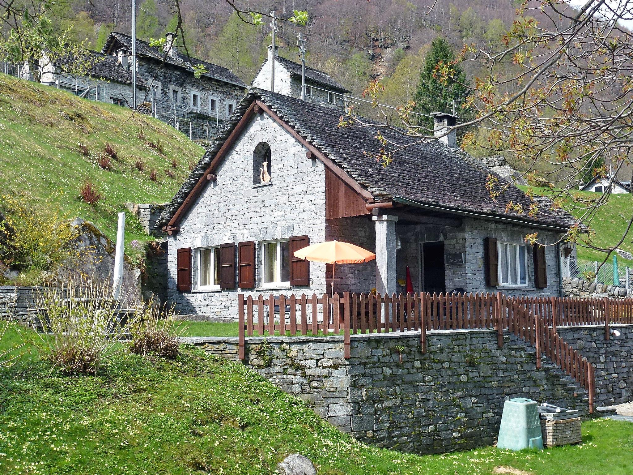 Foto 1 - Casa de 2 quartos em Brione com jardim e vista para a montanha