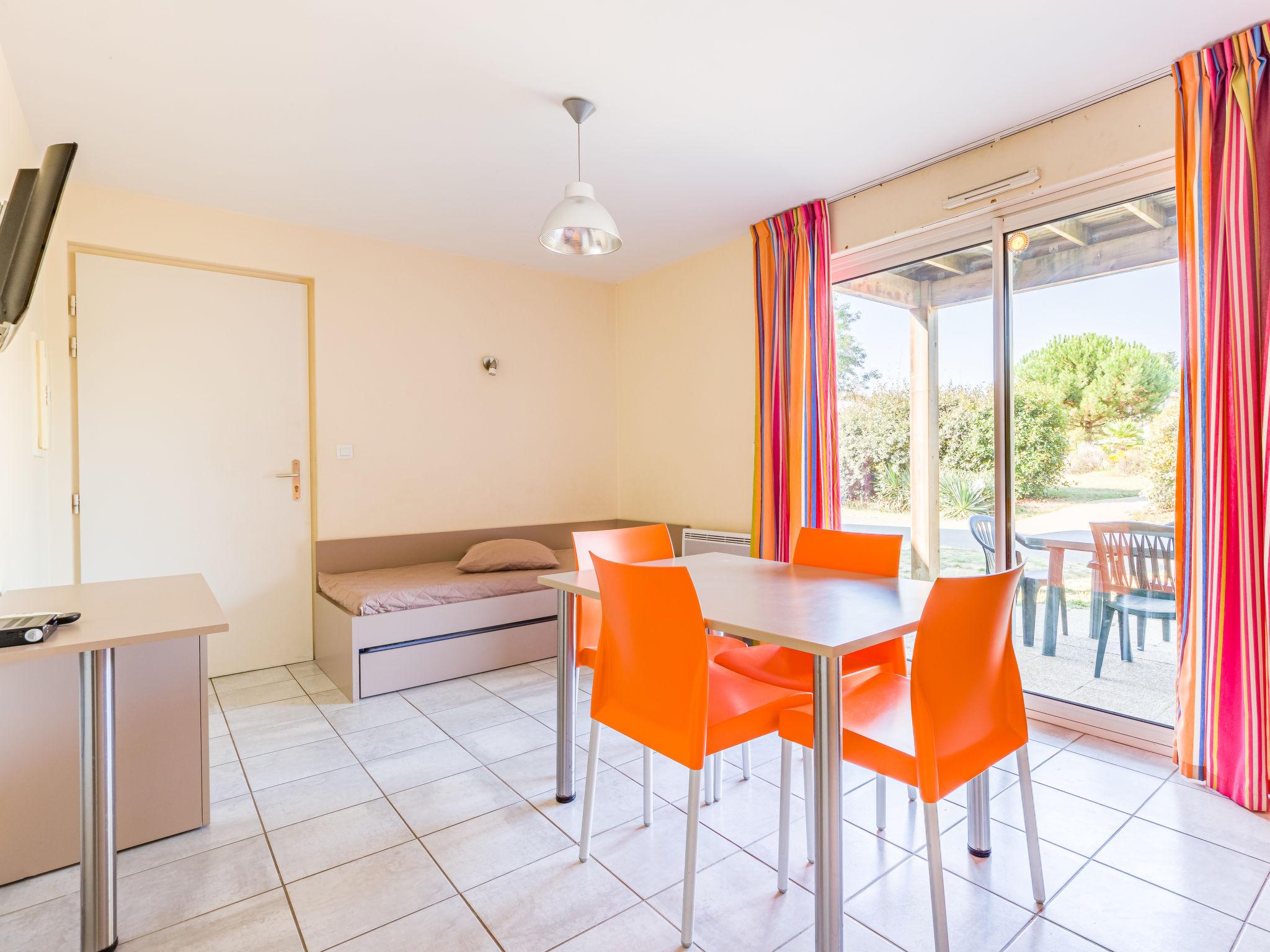 Foto 6 - Apartment mit 1 Schlafzimmer in Chaveignes mit schwimmbad und terrasse
