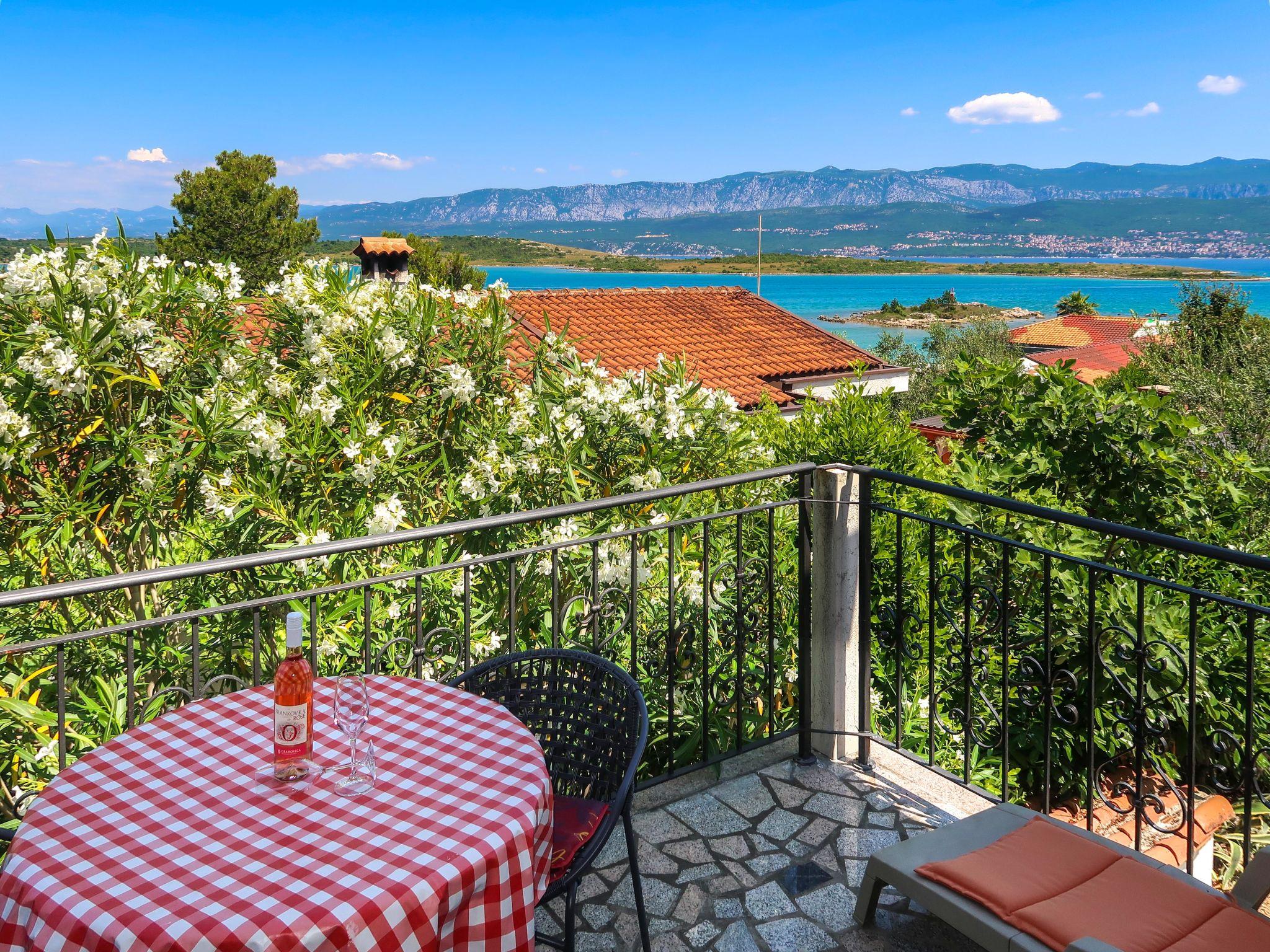 Foto 3 - Casa con 2 camere da letto a Dobrinj con terrazza e vista mare