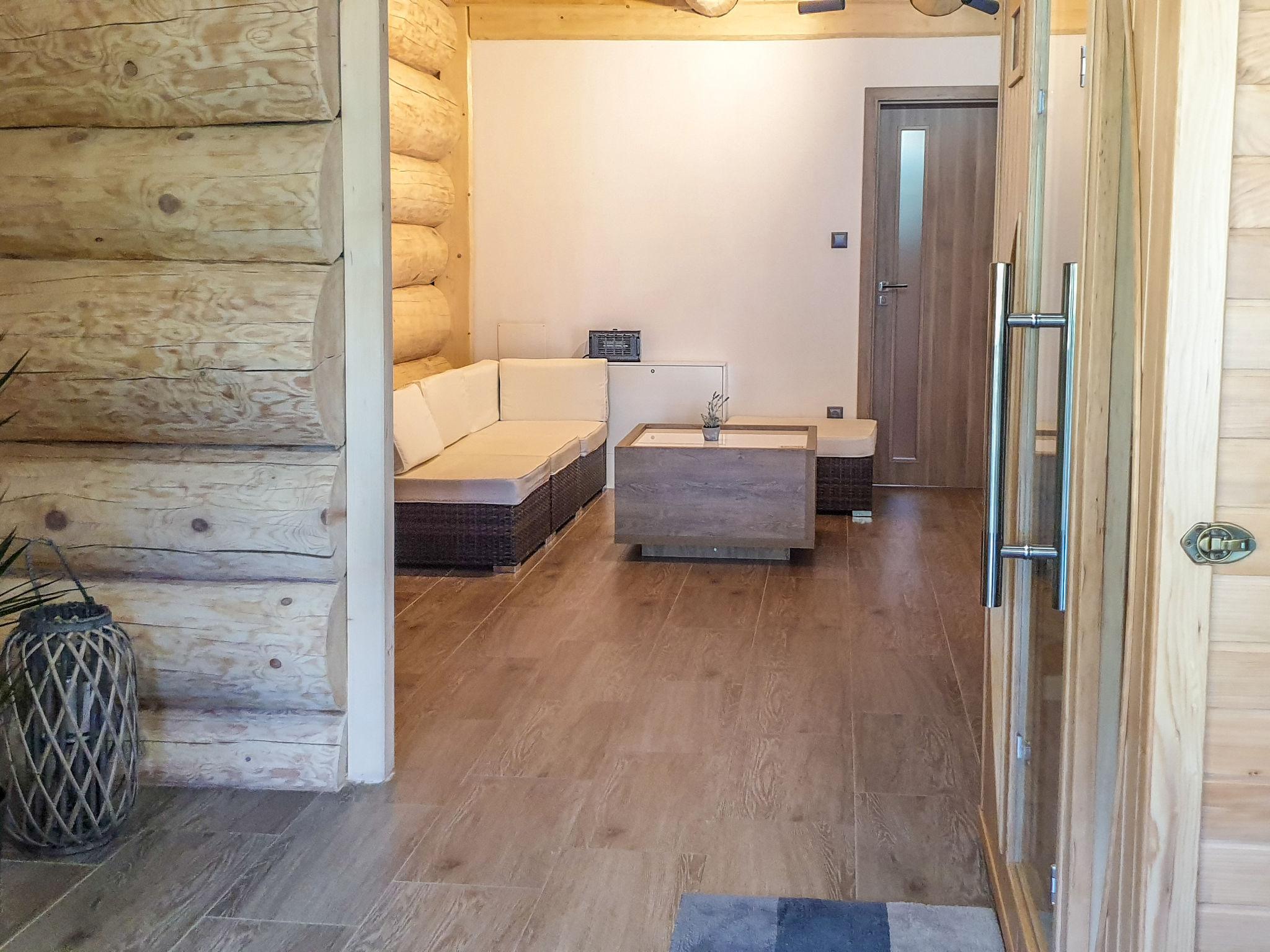 Foto 14 - Casa con 7 camere da letto a Benešov nad Černou con terrazza e vasca idromassaggio