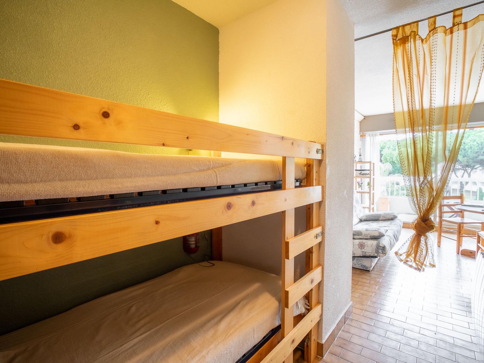 Foto 8 - Appartamento con 1 camera da letto a Le Grau-du-Roi con terrazza e vista mare