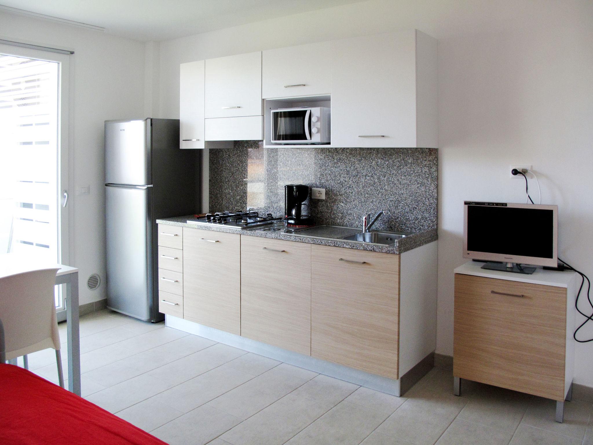 Foto 6 - Appartamento con 2 camere da letto a Lignano Sabbiadoro con piscina e vista mare