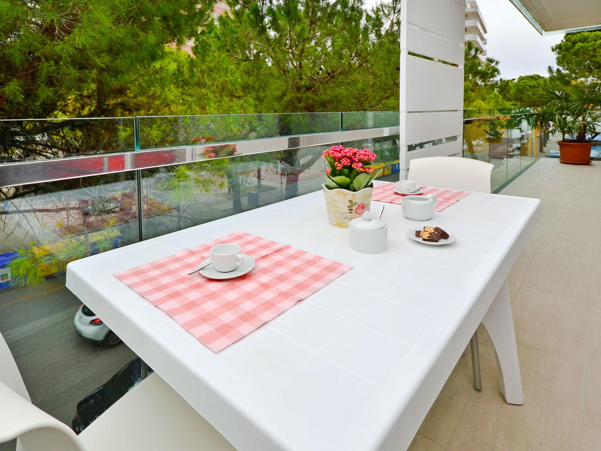 Foto 3 - Apartamento de 2 quartos em Lignano Sabbiadoro com piscina e vistas do mar