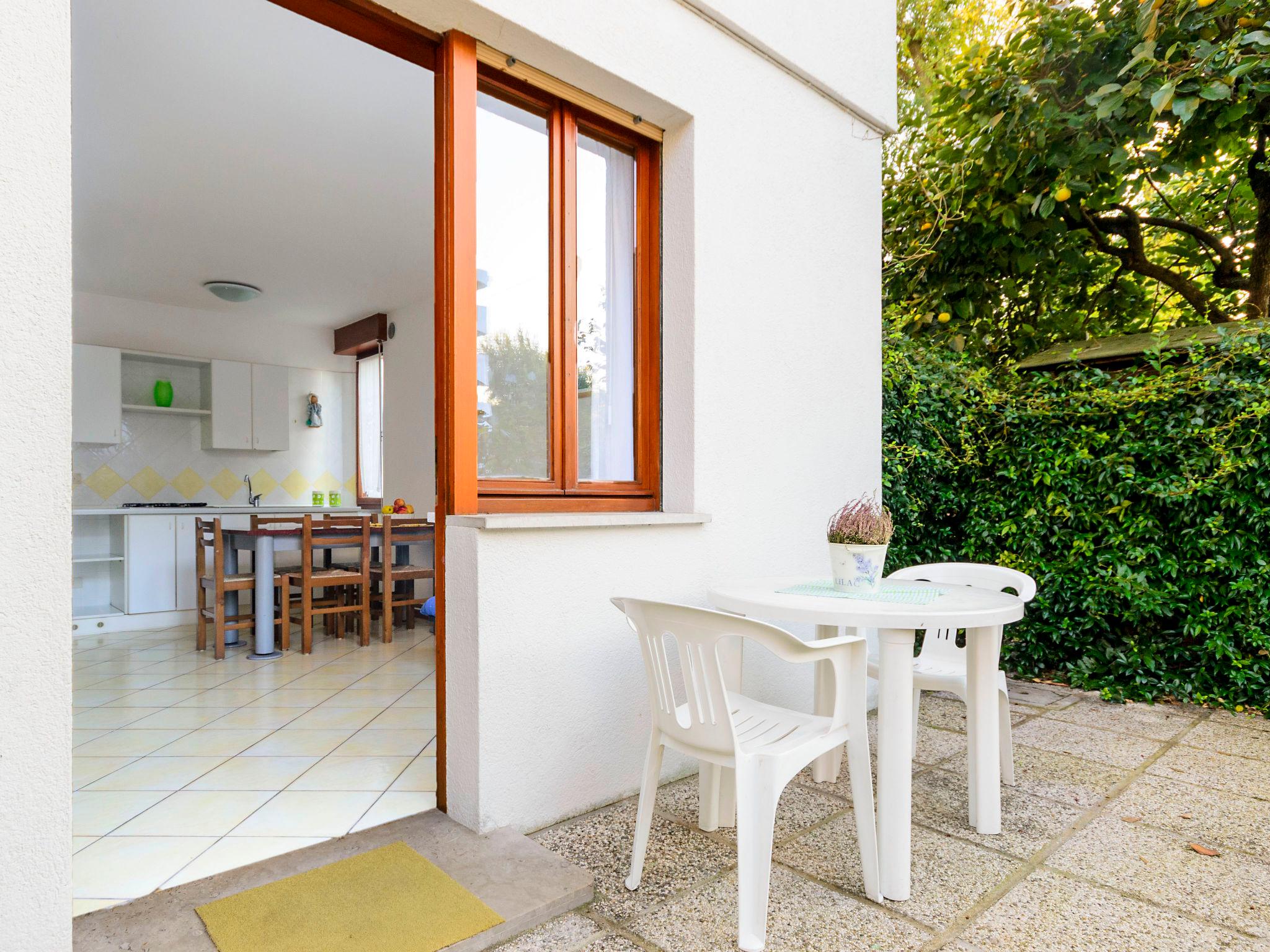 Foto 3 - Apartamento de 1 habitación en Lignano Sabbiadoro con jardín y vistas al mar