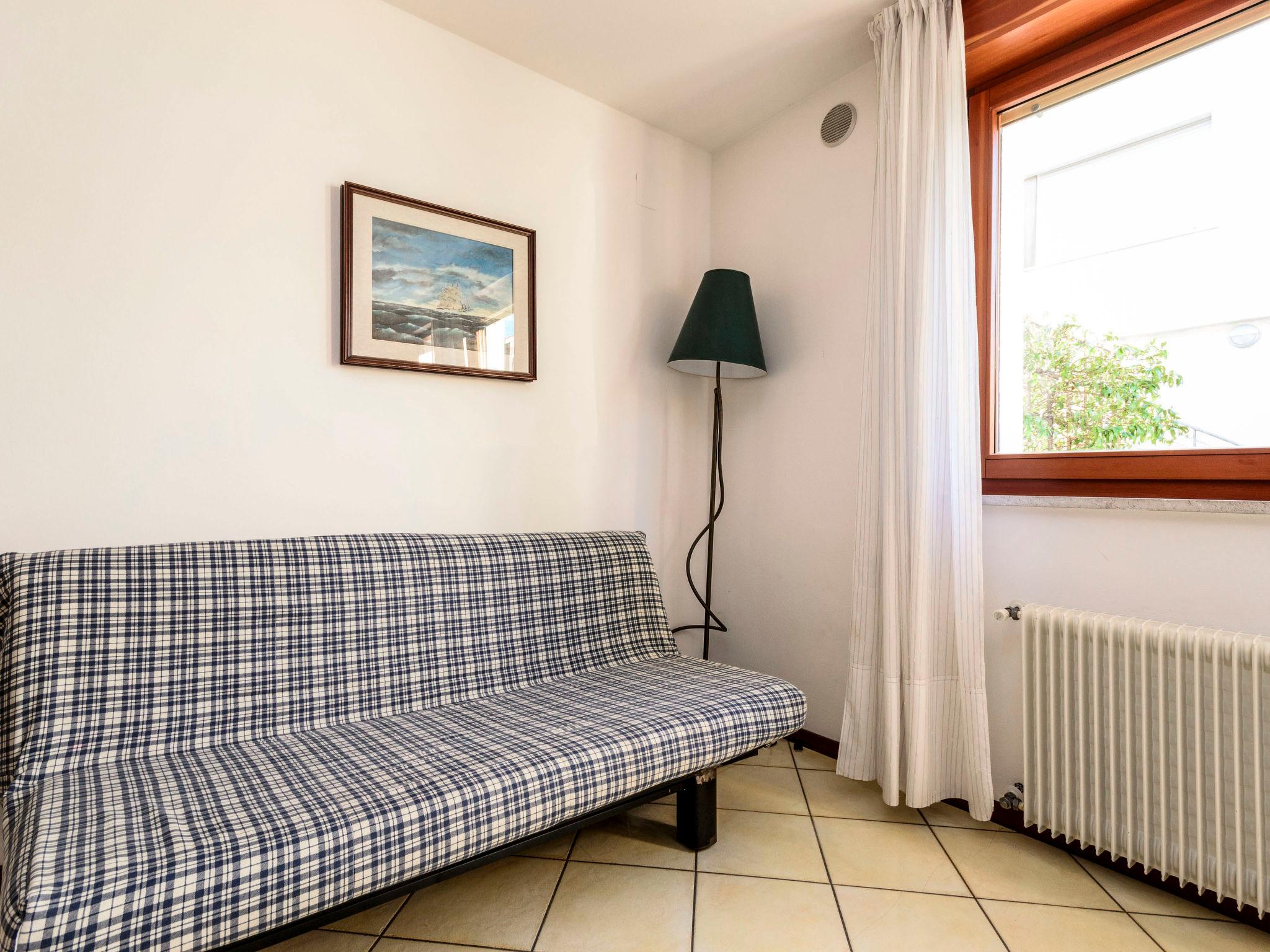 Foto 6 - Apartamento de 1 habitación en Lignano Sabbiadoro con jardín y vistas al mar