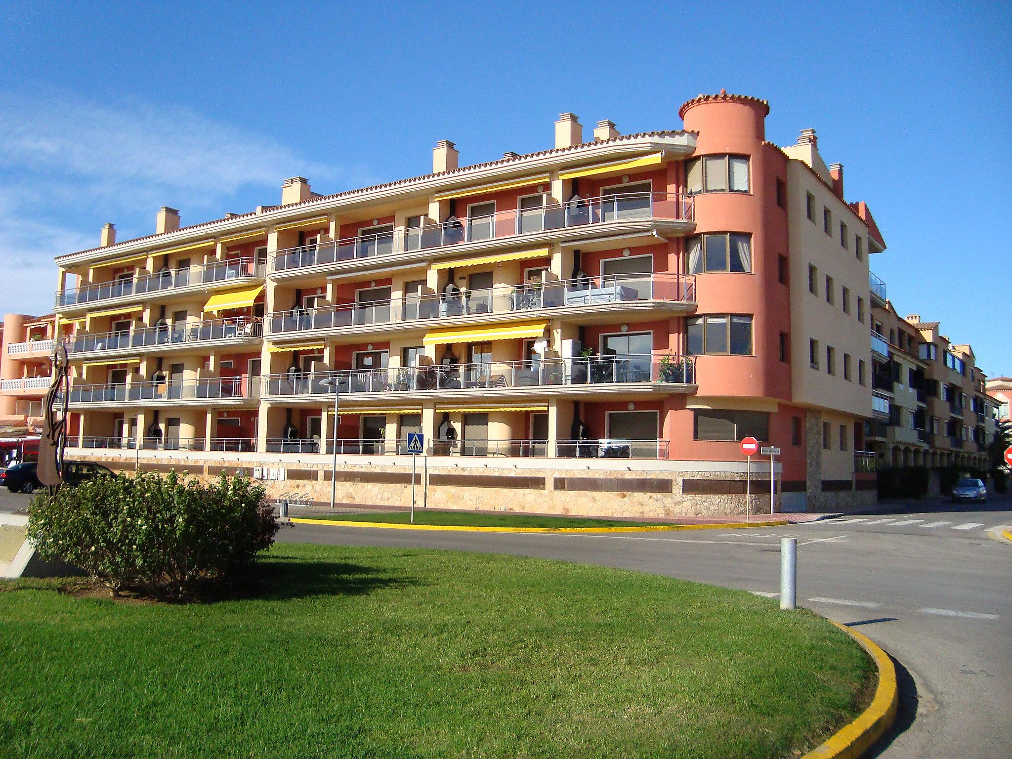 Foto 26 - Apartamento de 2 habitaciones en Castelló d'Empúries con terraza