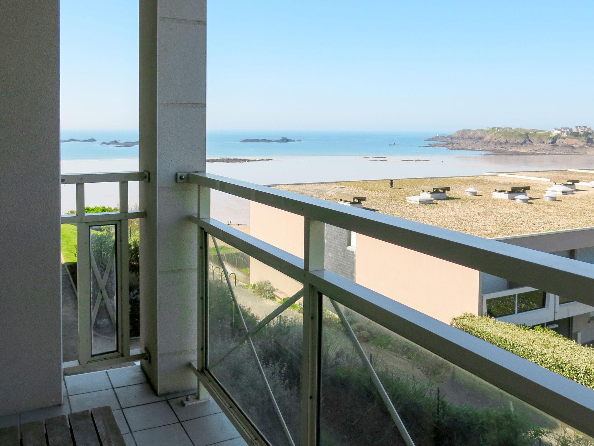 Foto 2 - Appartamento con 1 camera da letto a Saint-Malo con piscina e vista mare