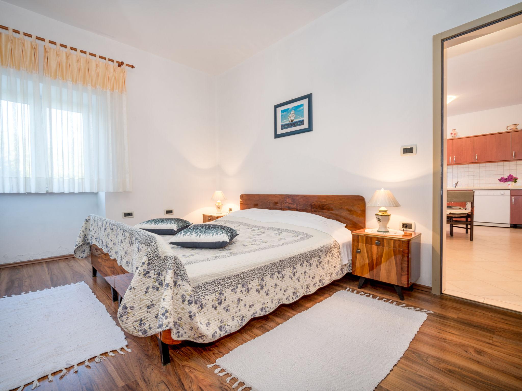 Foto 9 - Apartment mit 2 Schlafzimmern in Pula mit garten und blick aufs meer