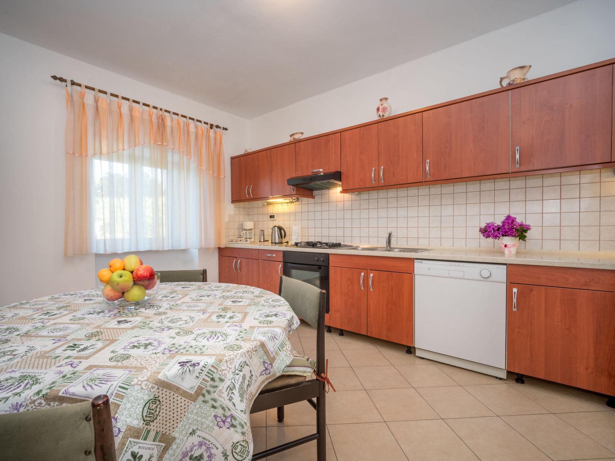 Foto 5 - Appartamento con 2 camere da letto a Pola con giardino e vista mare