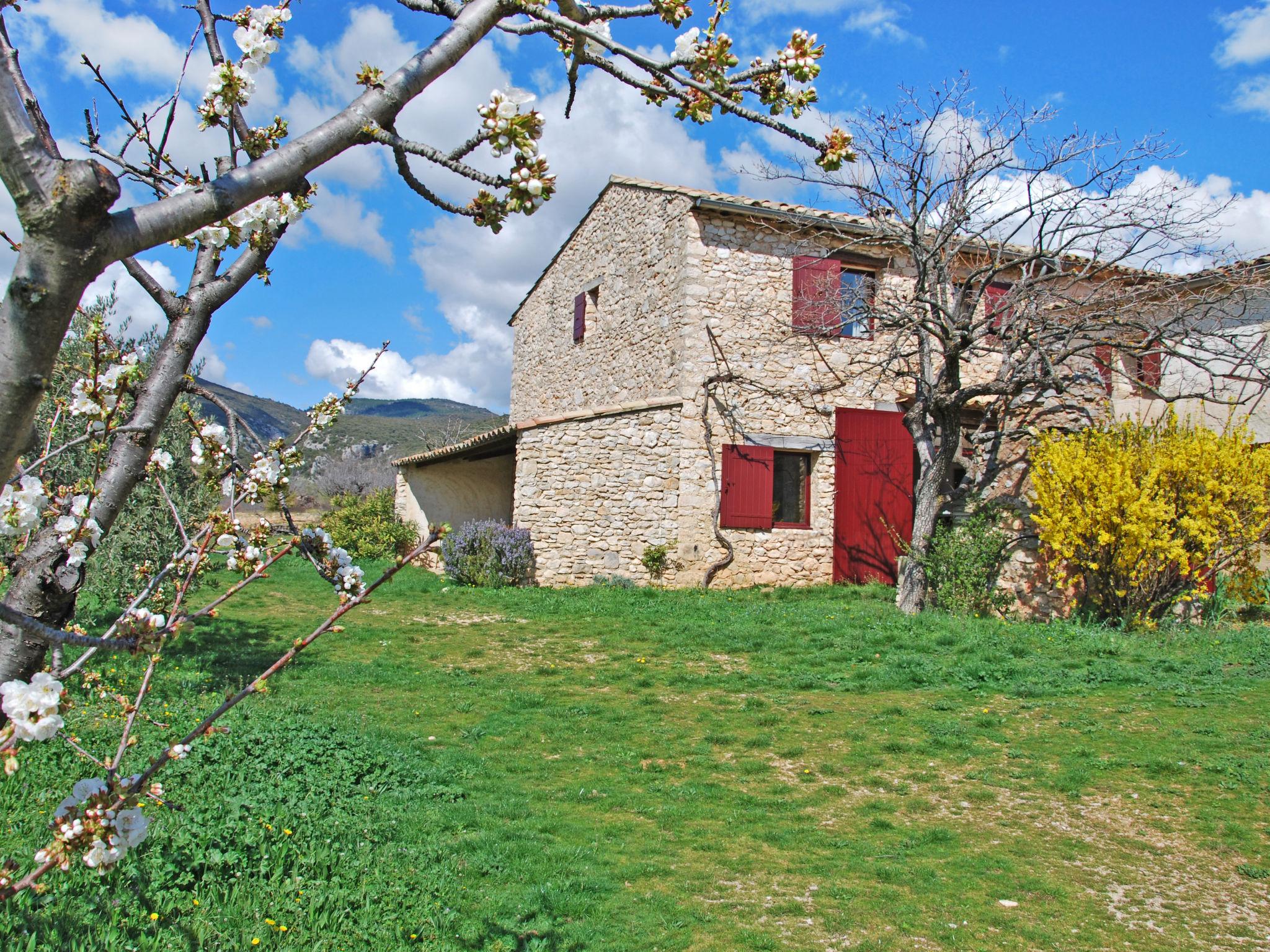 Foto 1 - Haus mit 2 Schlafzimmern in Saint-Saturnin-lès-Apt mit garten und terrasse