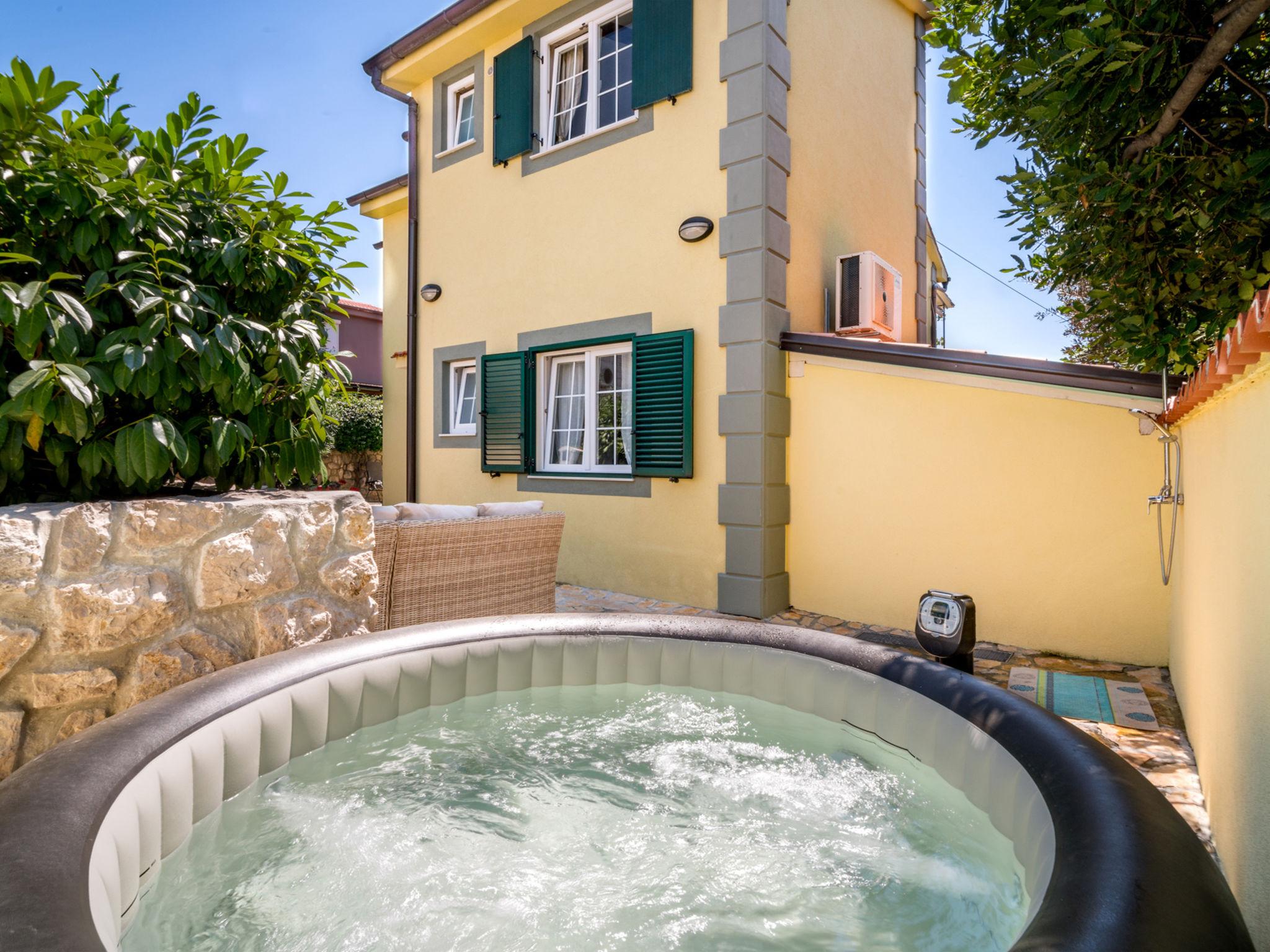 Photo 1 - Maison de 3 chambres à Omišalj avec jardin et terrasse