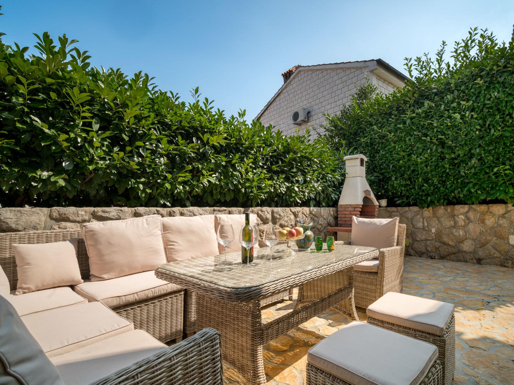 Photo 3 - Maison de 3 chambres à Omišalj avec jardin et terrasse