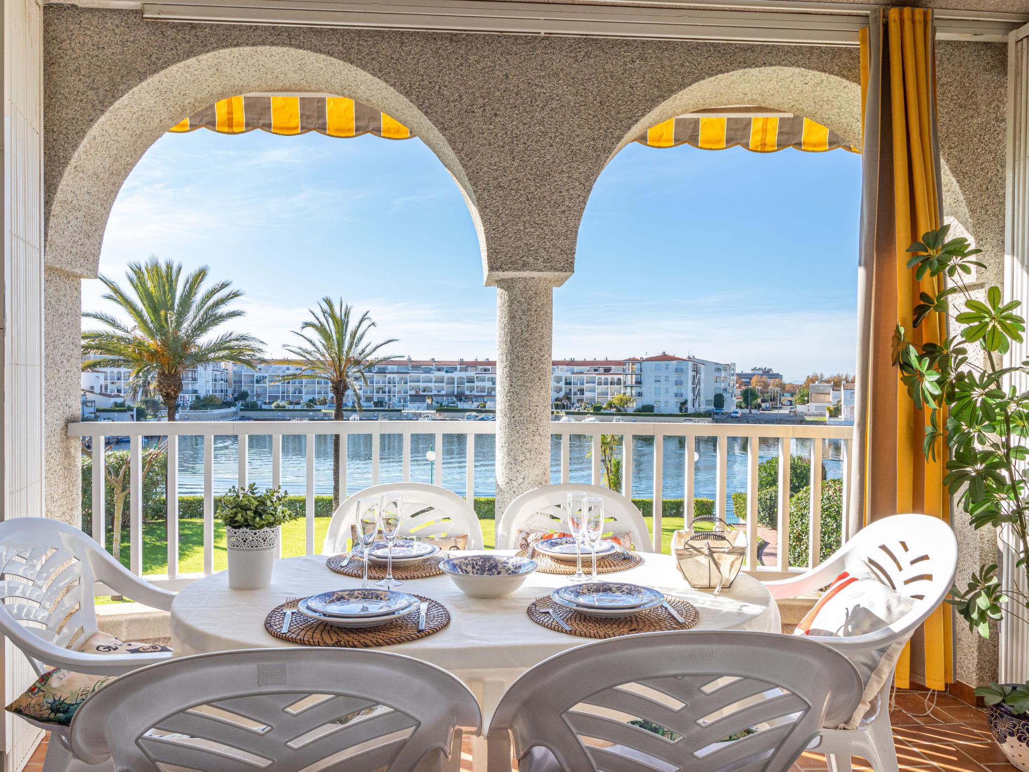 Foto 1 - Appartamento con 2 camere da letto a Castelló d'Empúries con piscina e vista mare