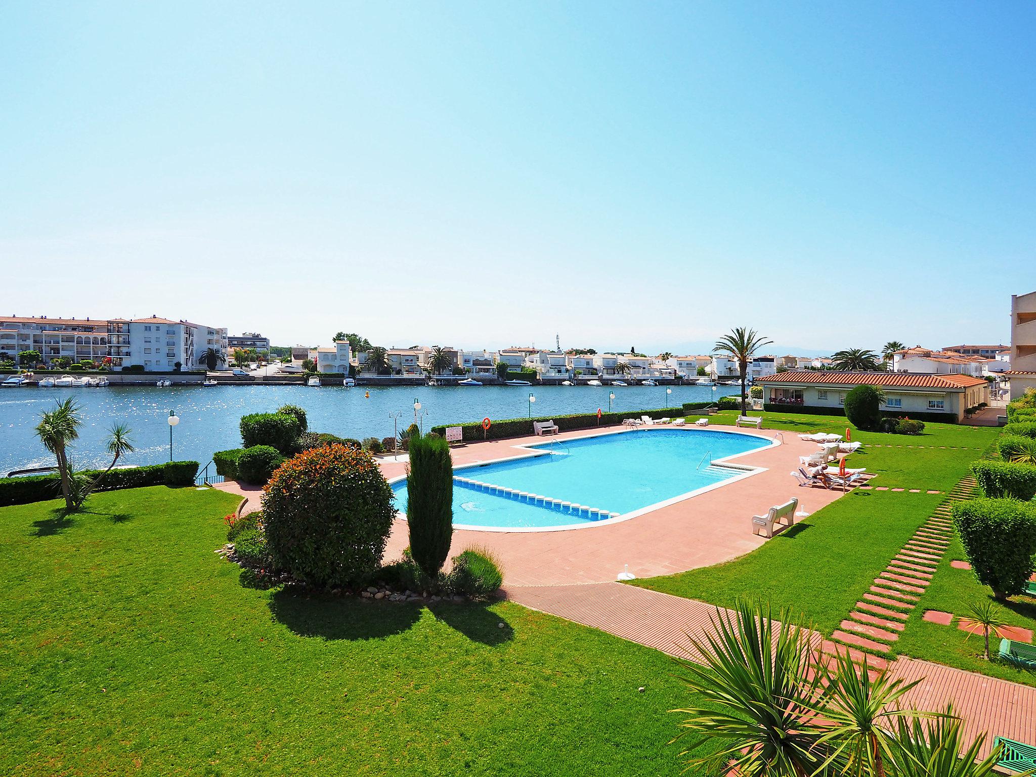Photo 5 - 2 bedroom Apartment in Castelló d'Empúries with swimming pool and sea view
