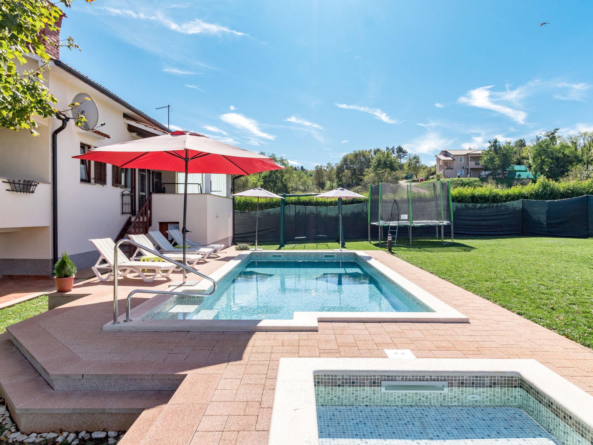 Photo 5 - Maison de 4 chambres à Karojba avec piscine privée et jardin