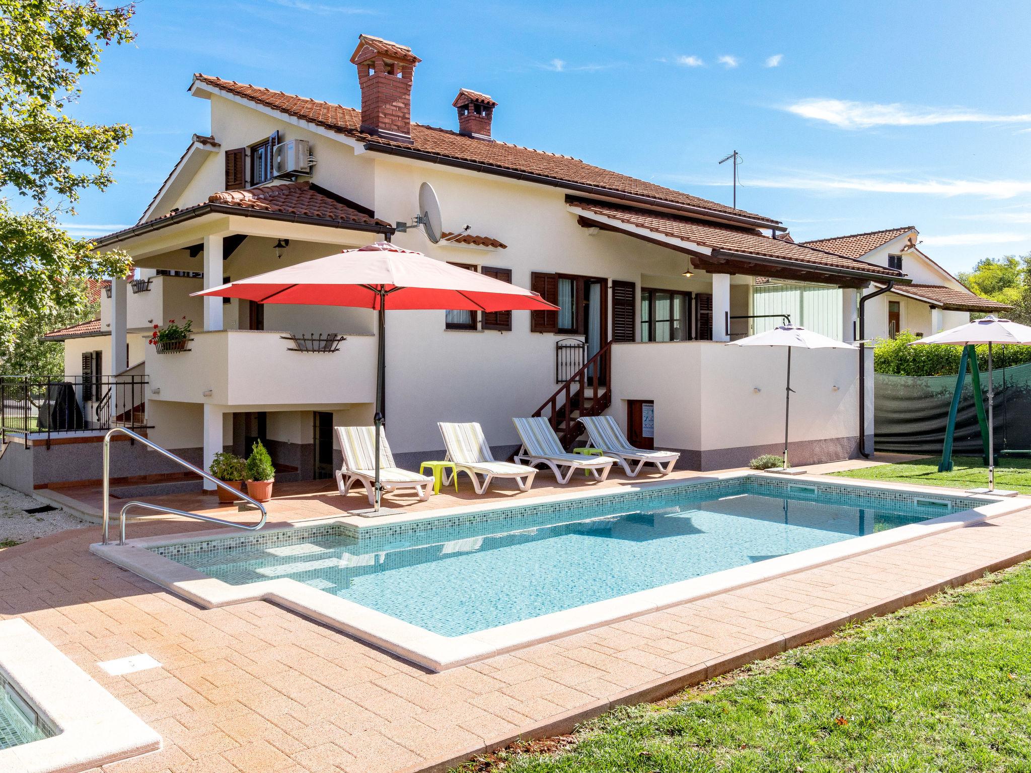 Photo 1 - Maison de 4 chambres à Karojba avec piscine privée et jardin