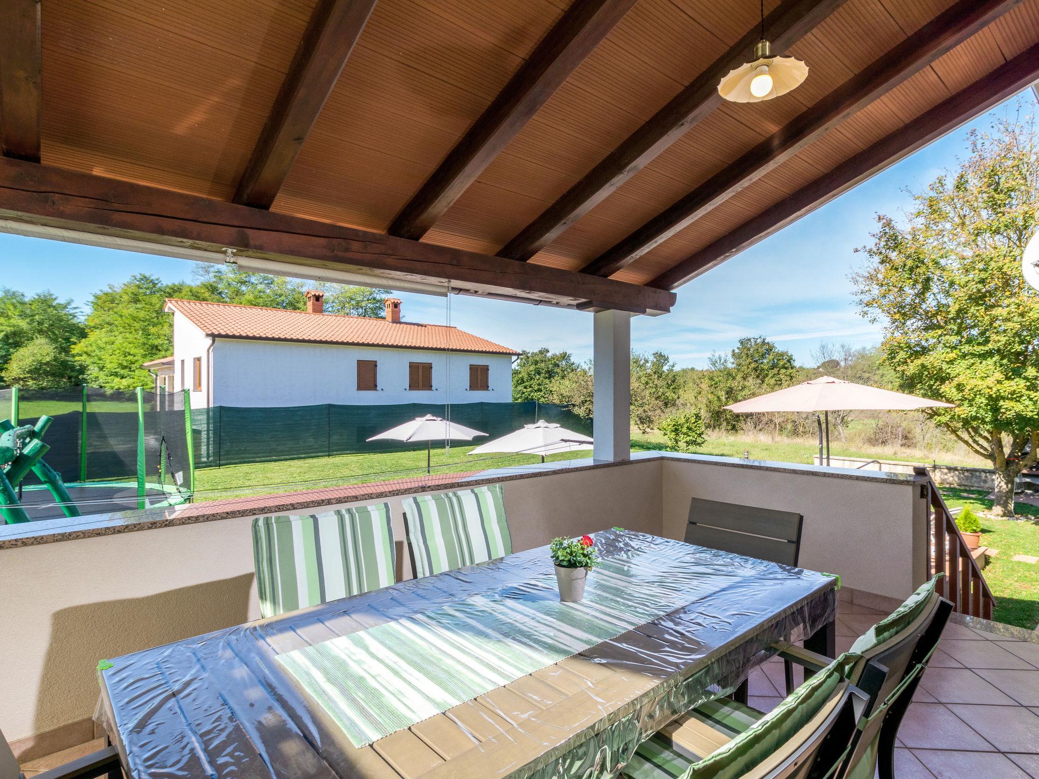 Photo 7 - Maison de 4 chambres à Karojba avec piscine privée et terrasse