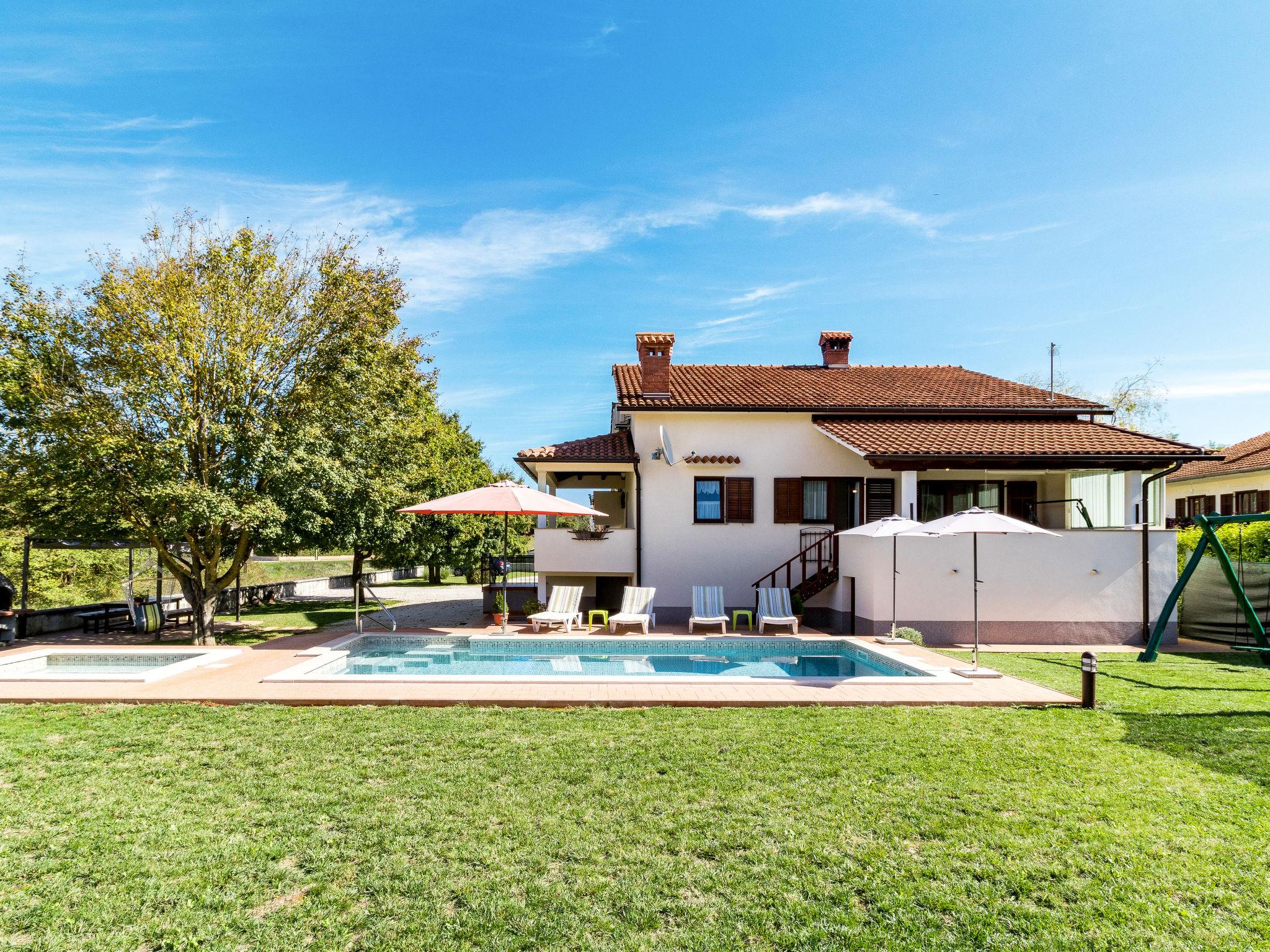 Foto 19 - Casa de 4 quartos em Karojba com piscina privada e jardim