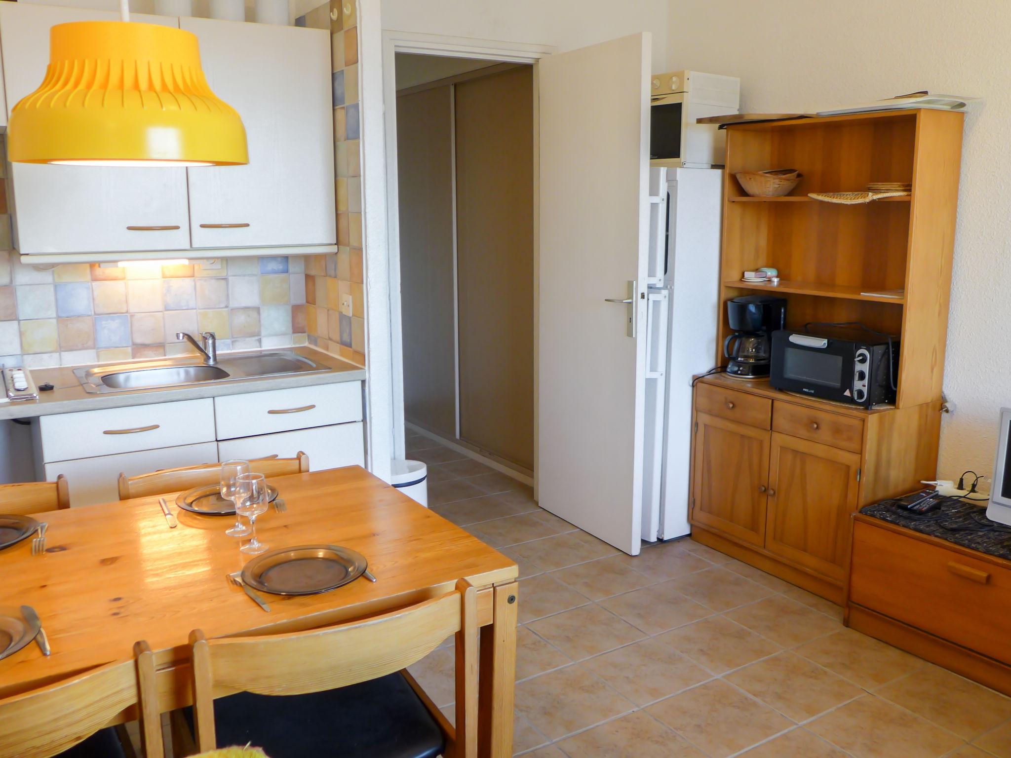 Foto 9 - Appartamento con 2 camere da letto a Le Barcarès con piscina e vista mare