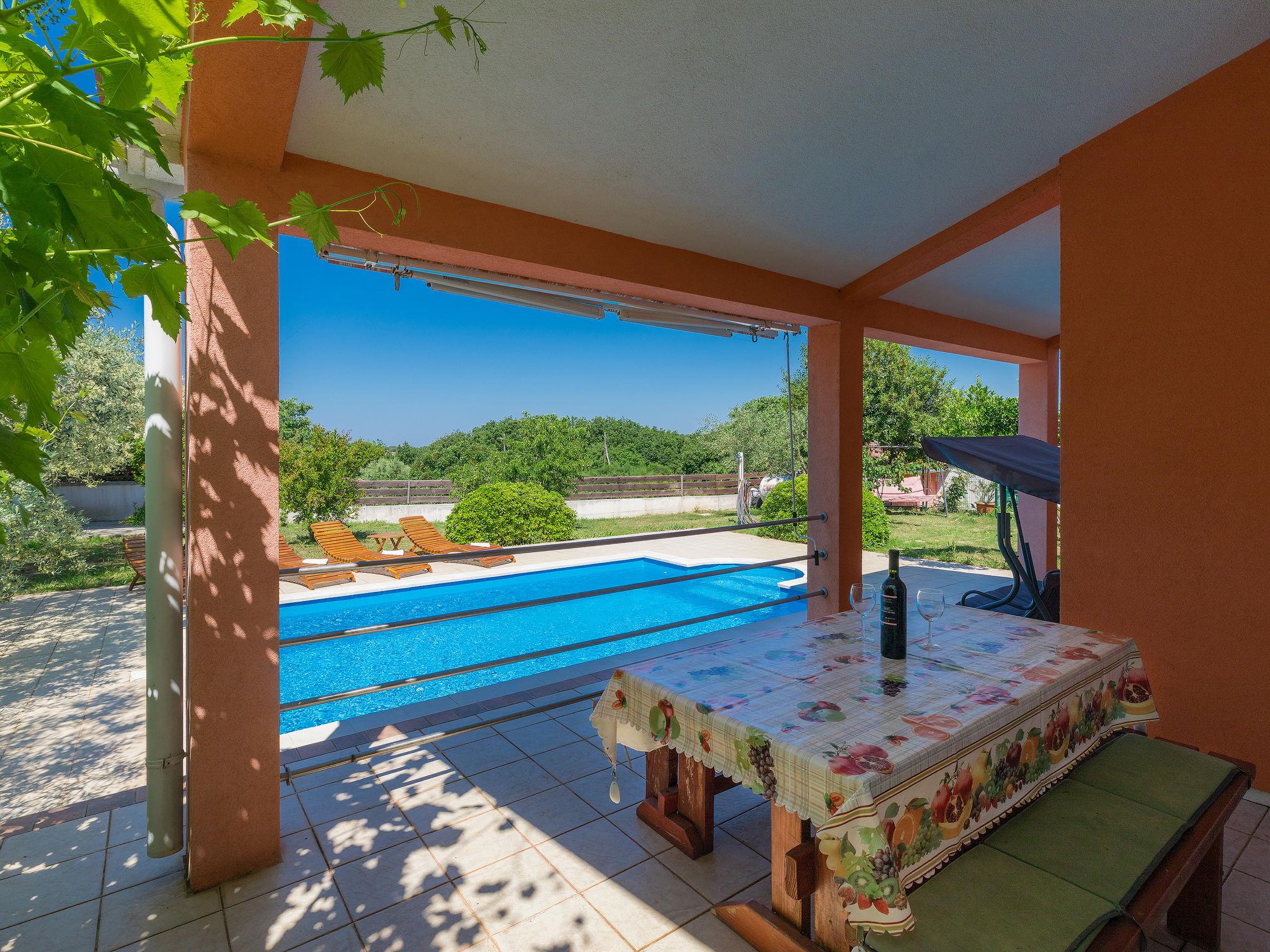 Foto 10 - Casa de 2 quartos em Ližnjan com piscina privada e vistas do mar