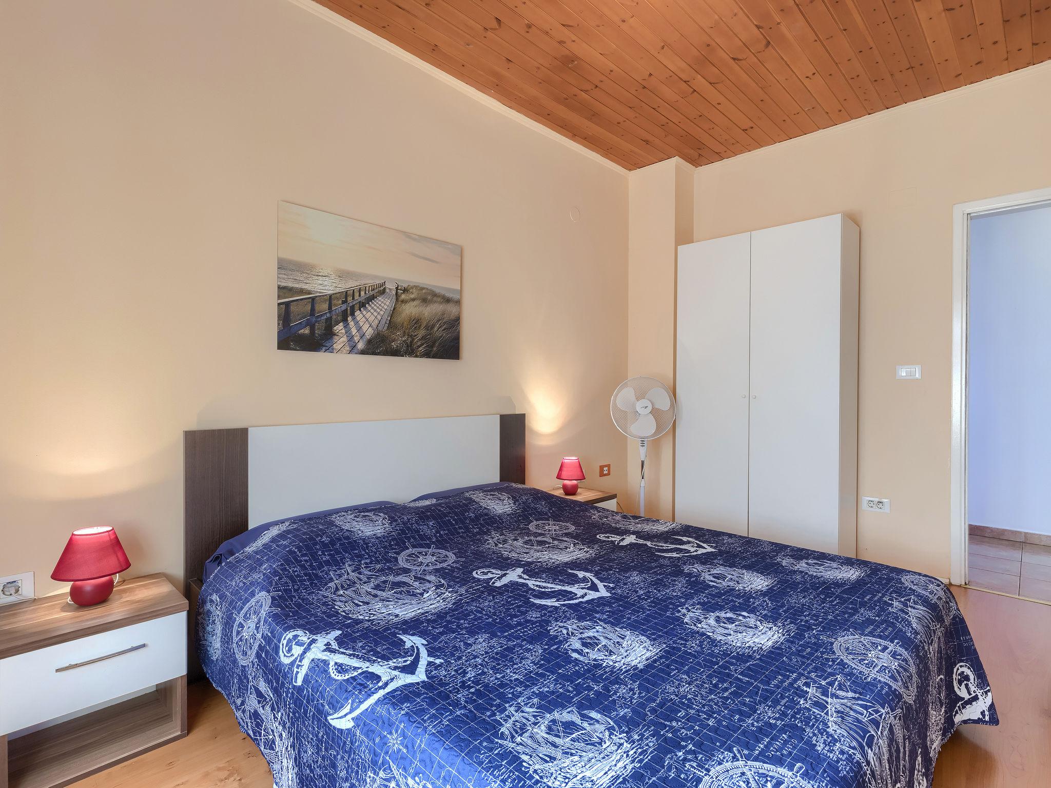 Foto 17 - Casa con 2 camere da letto a Ližnjan con piscina privata e vista mare